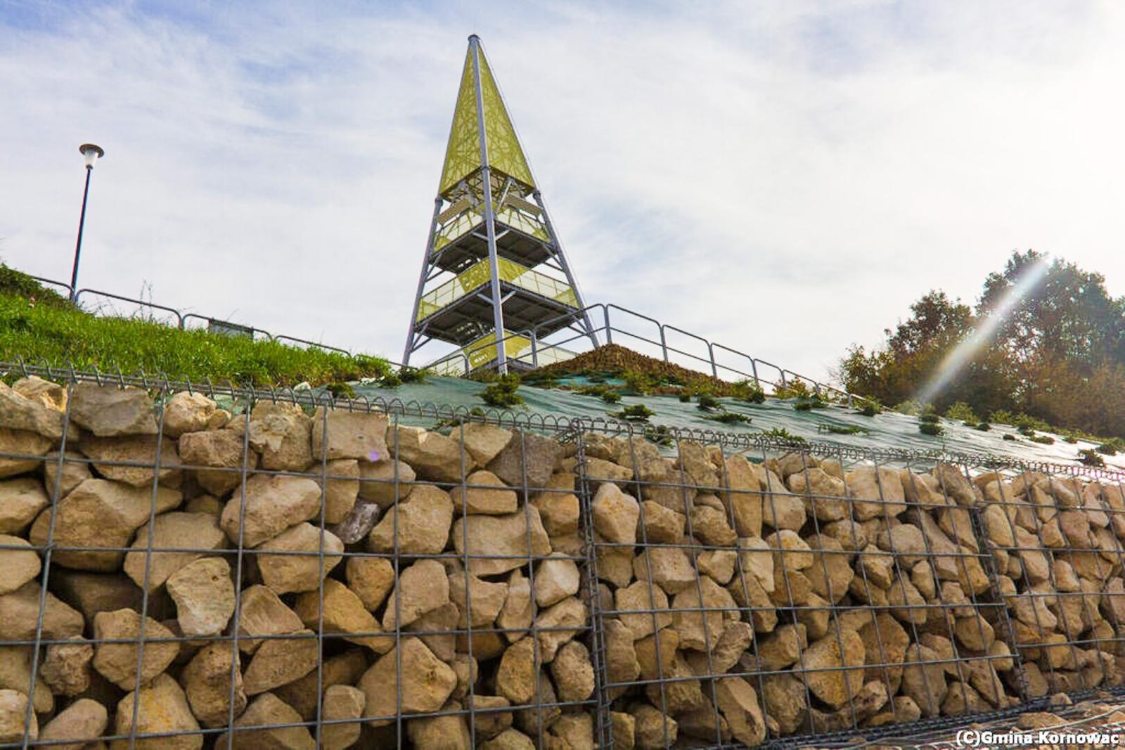 Zdjęcie w galerii na portalu naszraciborz.pl: Urząd zabezpieczył skarpę pod wieżą w Pogrzebieniu. Na problem od miesięcy zwracał uwagę mieszkaniec wiadomości z regionu