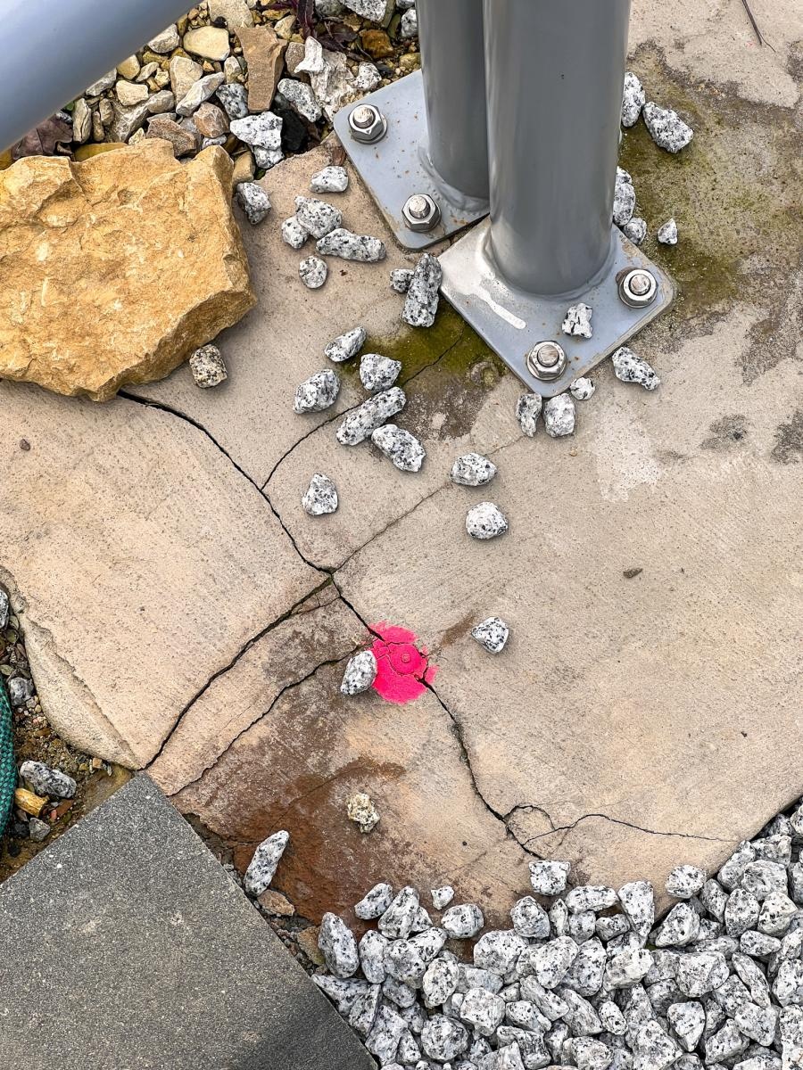 Zdjęcie w galerii na portalu naszraciborz.pl: Urząd zabezpieczył skarpę pod wieżą w Pogrzebieniu. Na problem od miesięcy zwracał uwagę mieszkaniec wiadomości z regionu