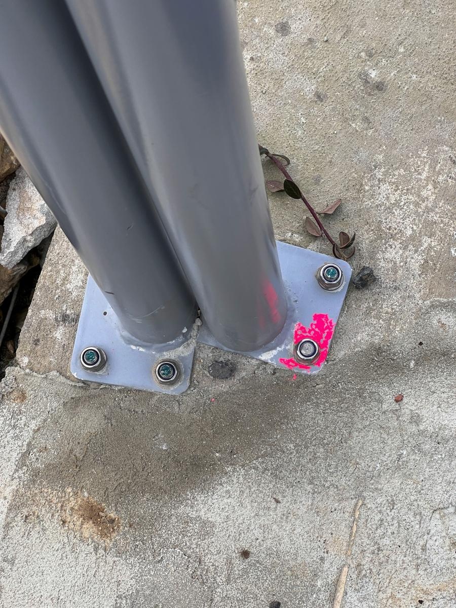 Zdjęcie w galerii na portalu naszraciborz.pl: Urząd zabezpieczył skarpę pod wieżą w Pogrzebieniu. Na problem od miesięcy zwracał uwagę mieszkaniec wiadomości z regionu