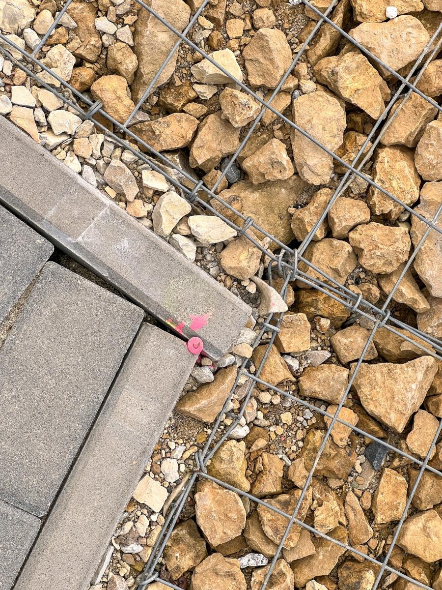 Zdjęcie w galerii na portalu naszraciborz.pl: Urząd zabezpieczył skarpę pod wieżą w Pogrzebieniu. Na problem od miesięcy zwracał uwagę mieszkaniec wiadomości z regionu