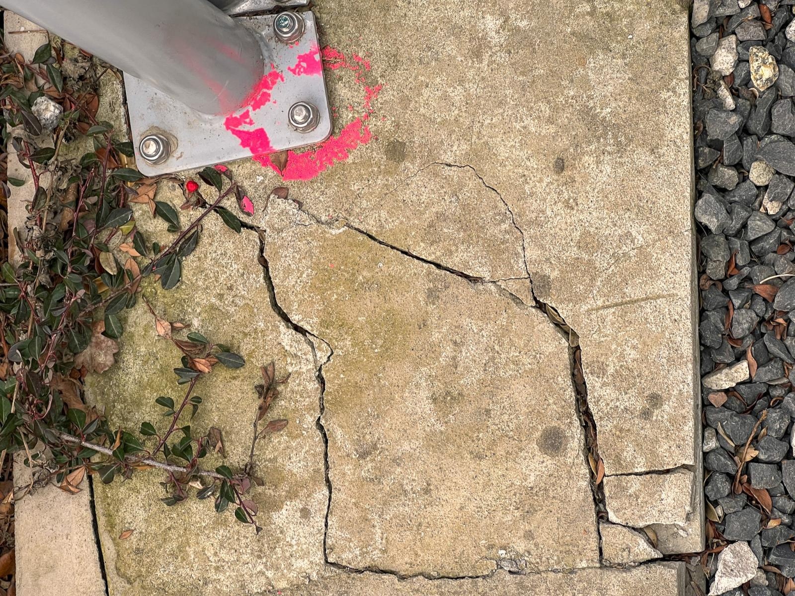 Zdjęcie w galerii na portalu naszraciborz.pl: Urząd zabezpieczył skarpę pod wieżą w Pogrzebieniu. Na problem od miesięcy zwracał uwagę mieszkaniec wiadomości z regionu