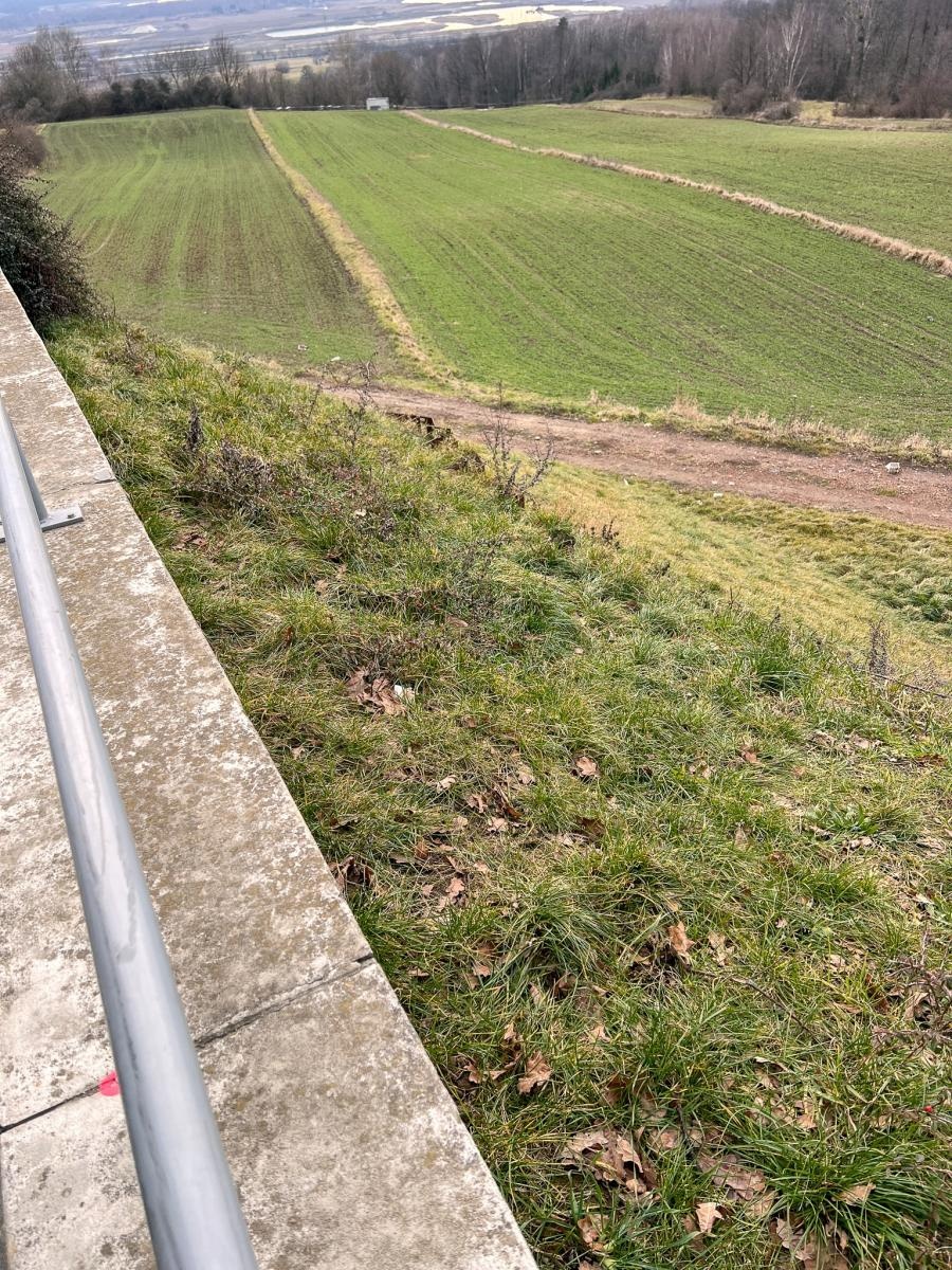 Zdjęcie w galerii na portalu naszraciborz.pl: Urząd zabezpieczył skarpę pod wieżą w Pogrzebieniu. Na problem od miesięcy zwracał uwagę mieszkaniec wiadomości z regionu