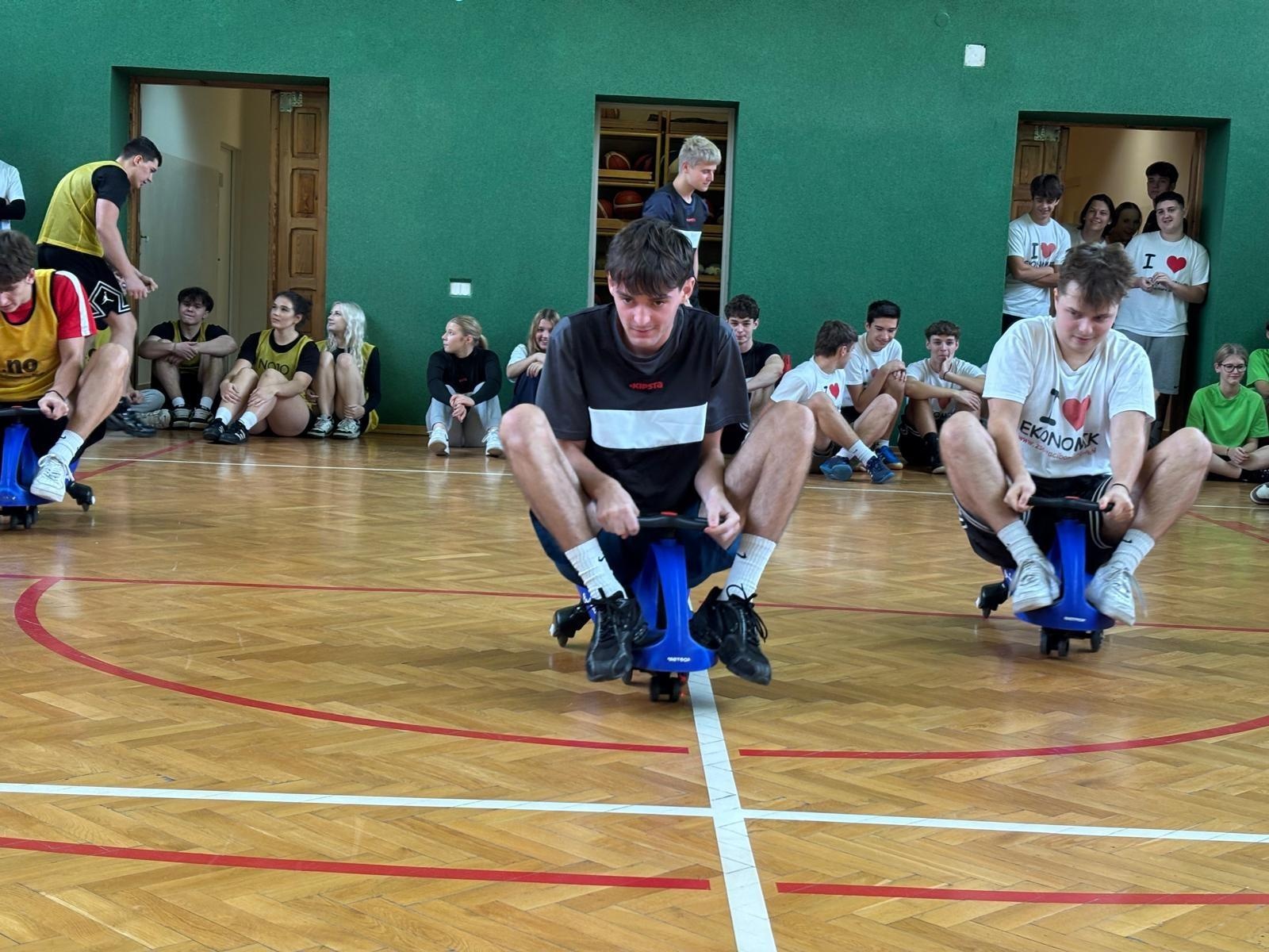 Zdjęcie w galerii na portalu naszraciborz.pl: Sport bez granic – polsko-czeskie zmagania młodzieży w raciborskim Ekonomiku wiadomości z regionu