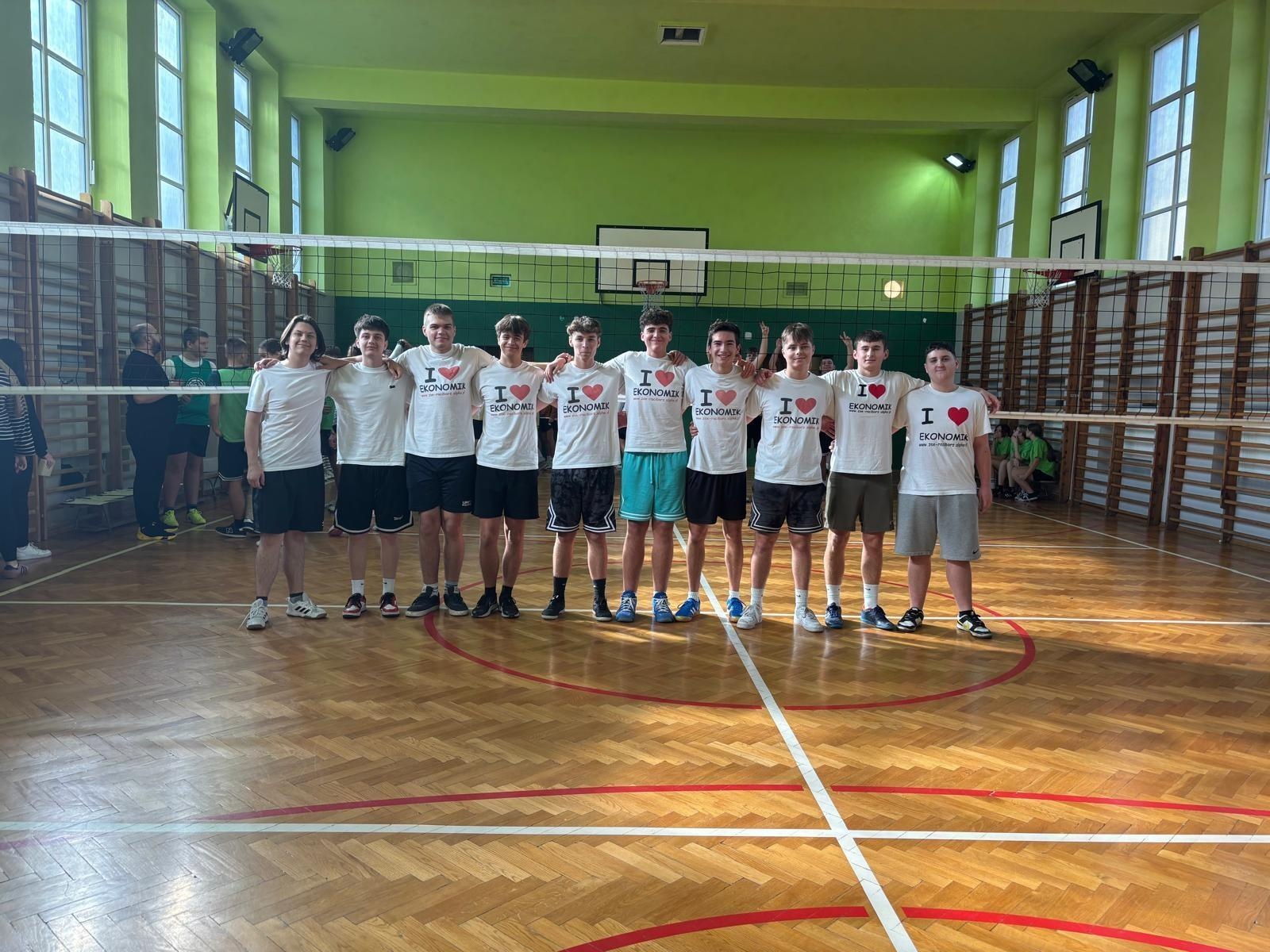 Zdjęcie w galerii na portalu naszraciborz.pl: Sport bez granic – polsko-czeskie zmagania młodzieży w raciborskim Ekonomiku wiadomości z regionu