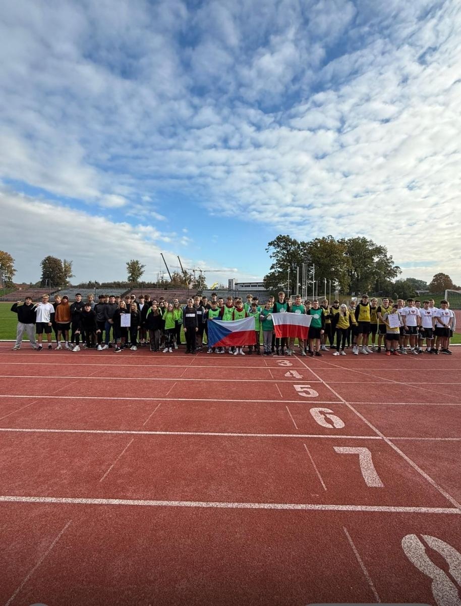 Zdjęcie w galerii na portalu naszraciborz.pl: Sport bez granic – polsko-czeskie zmagania młodzieży w raciborskim Ekonomiku wiadomości z regionu