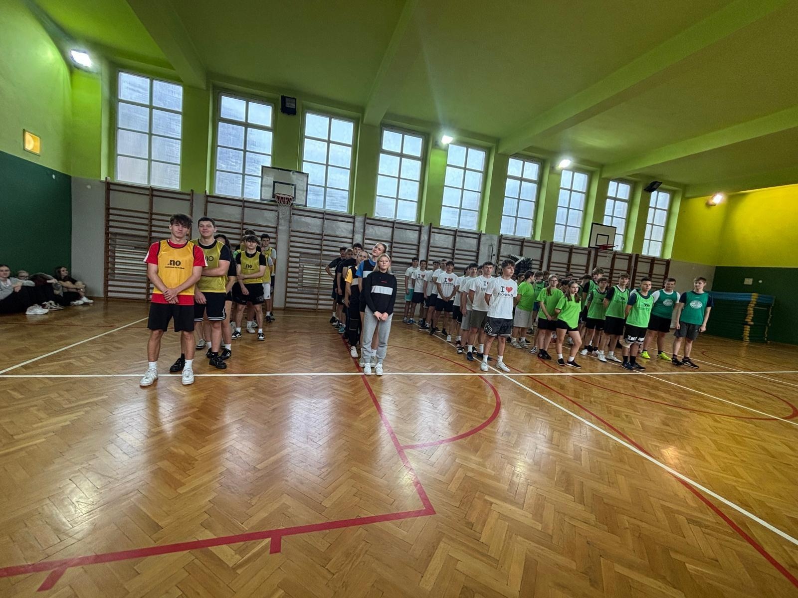 Zdjęcie w galerii na portalu naszraciborz.pl: Sport bez granic – polsko-czeskie zmagania młodzieży w raciborskim Ekonomiku wiadomości z regionu