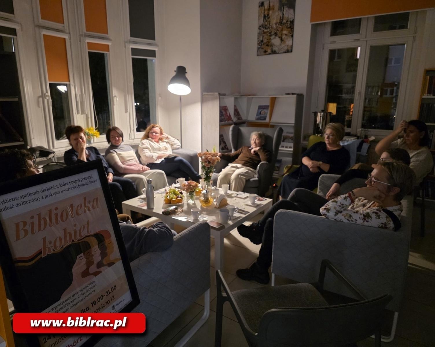 Zdjęcie w galerii na portalu naszraciborz.pl: Biblioteka Kobiet na jesienny, piątkowy wieczór wiadomości z regionu