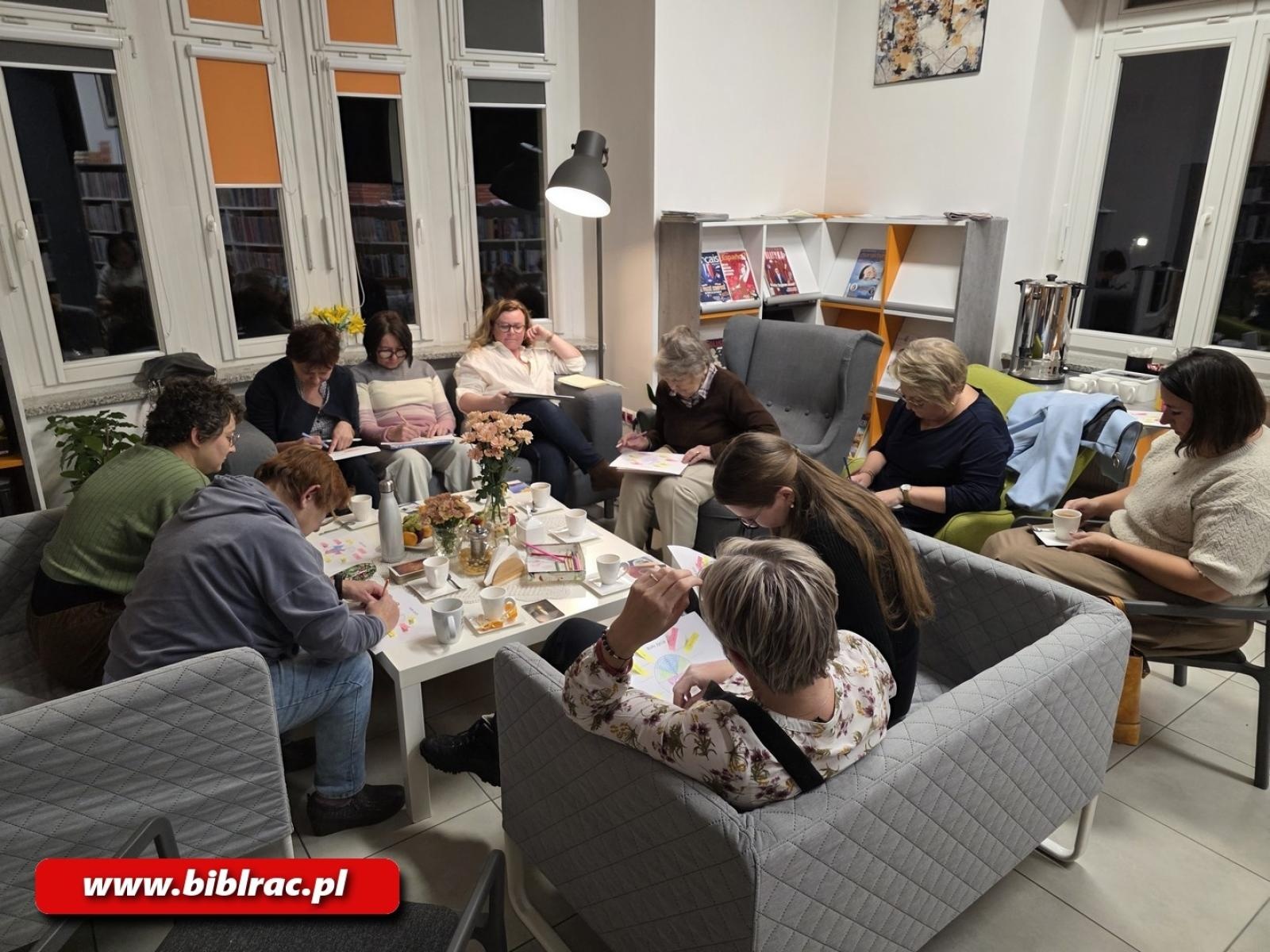 Zdjęcie w galerii na portalu naszraciborz.pl: Biblioteka Kobiet na jesienny, piątkowy wieczór wiadomości z regionu