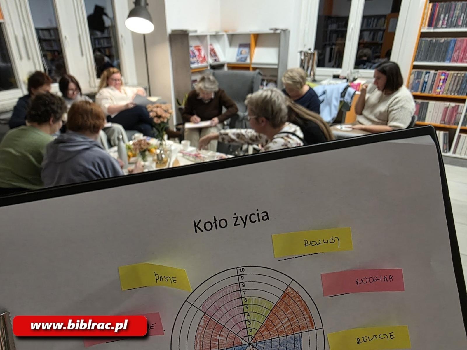 Zdjęcie w galerii na portalu naszraciborz.pl: Biblioteka Kobiet na jesienny, piątkowy wieczór wiadomości z regionu