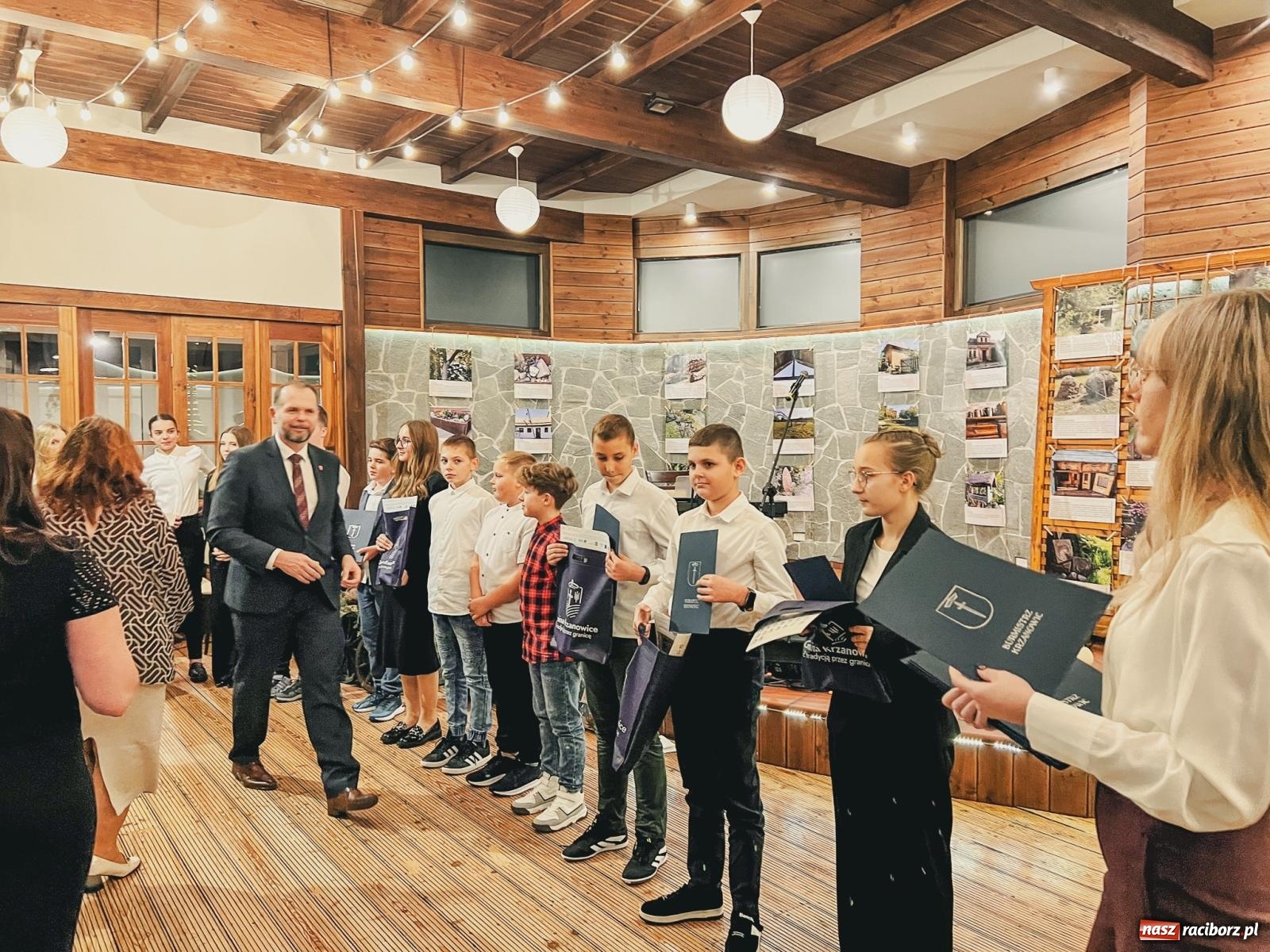 Zdjęcie w galerii na portalu naszraciborz.pl: Skarby przeszłości. Uroczysta gala podsumowująca 760-lecie nadania Krzanowicom praw miejskich wiadomości z regionu