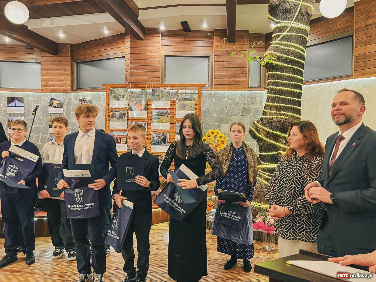 Zdjęcie w galerii na portalu naszraciborz.pl: Skarby przeszłości. Uroczysta gala podsumowująca 760-lecie nadania Krzanowicom praw miejskich wiadomości z regionu