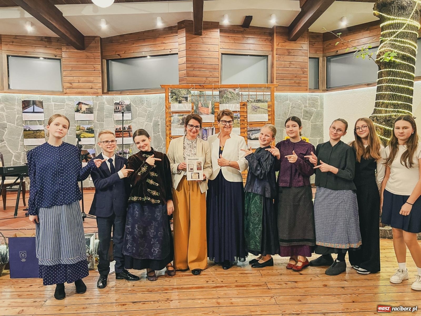 Zdjęcie w galerii na portalu naszraciborz.pl: Skarby przeszłości. Uroczysta gala podsumowująca 760-lecie nadania Krzanowicom praw miejskich wiadomości z regionu