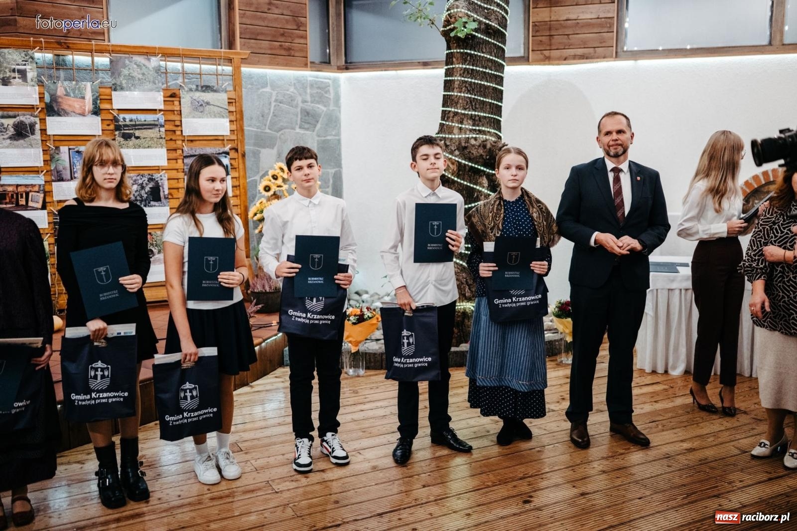 Zdjęcie w galerii na portalu naszraciborz.pl: Skarby przeszłości. Uroczysta gala podsumowująca 760-lecie nadania Krzanowicom praw miejskich wiadomości z regionu