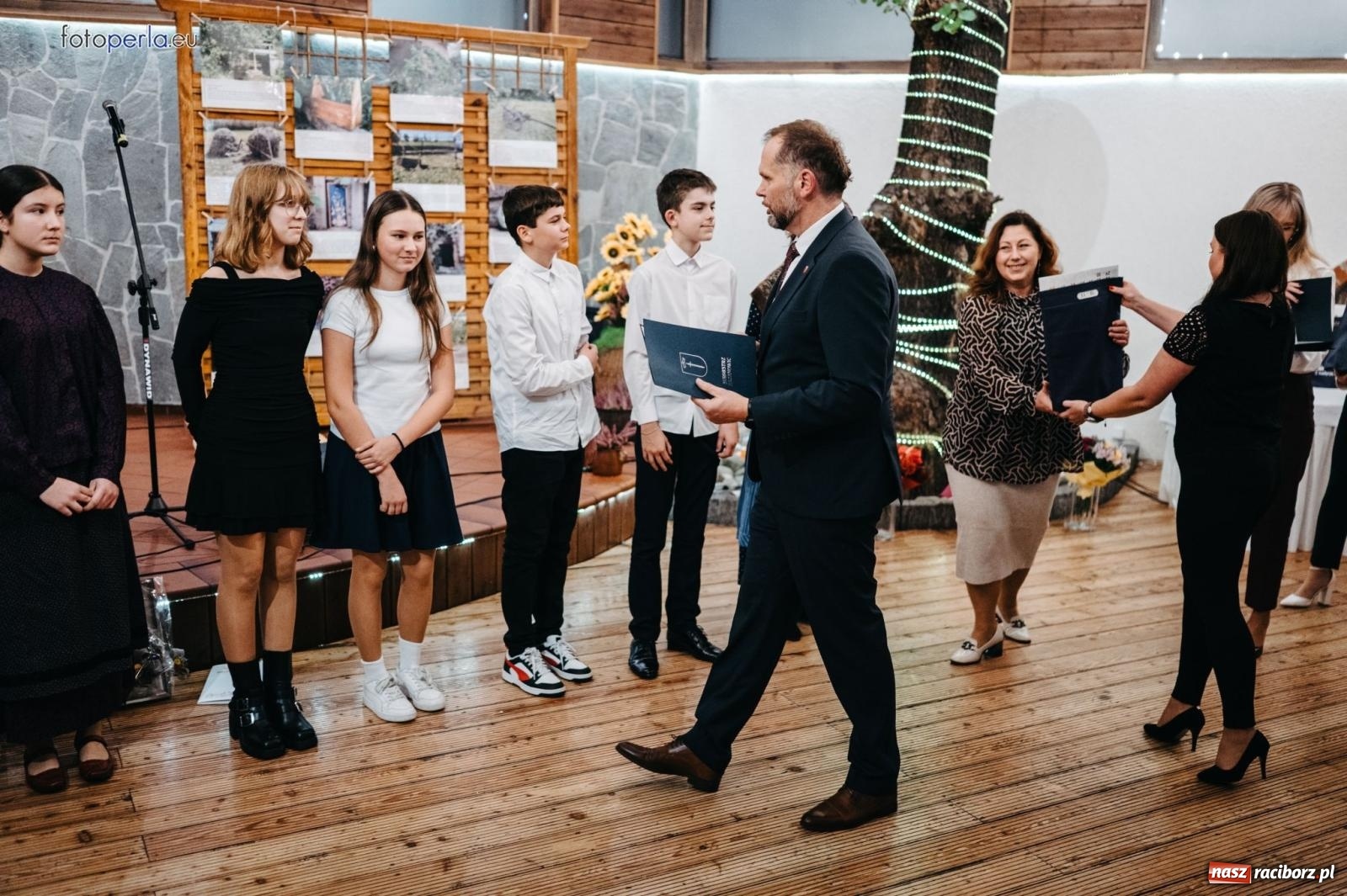 Zdjęcie w galerii na portalu naszraciborz.pl: Skarby przeszłości. Uroczysta gala podsumowująca 760-lecie nadania Krzanowicom praw miejskich wiadomości z regionu