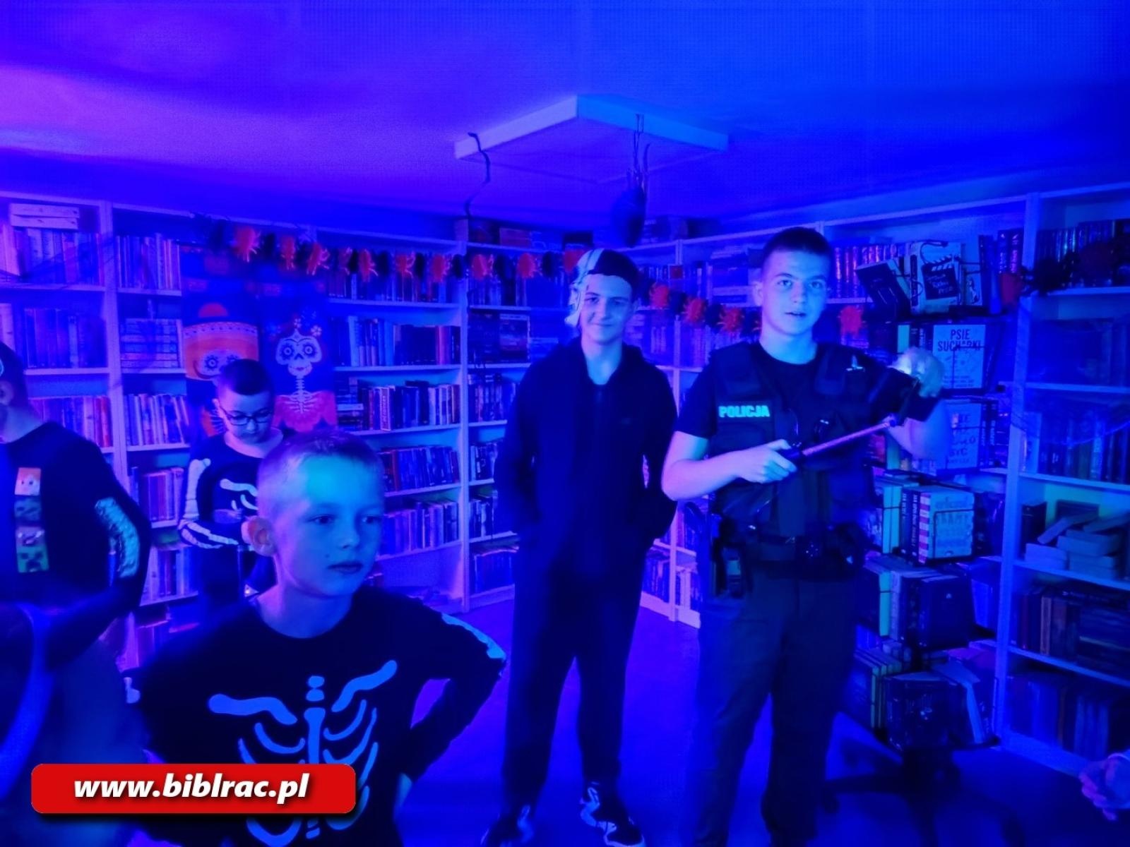 Zdjęcie w galerii na portalu naszraciborz.pl: Czytanie w ciemnościach – noc pełna magii w bibliotece w Brzeziu wiadomości z regionu