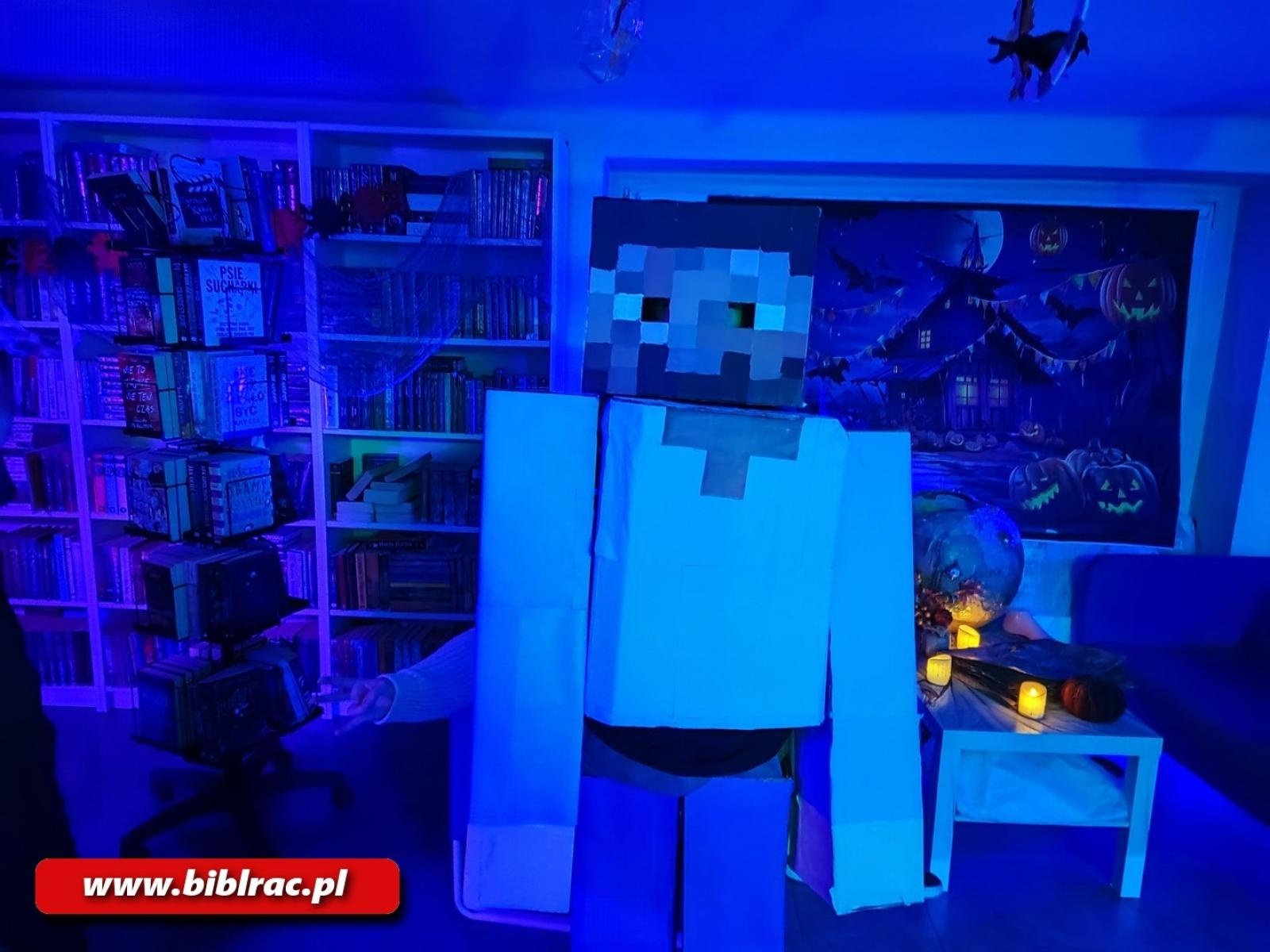 Zdjęcie w galerii na portalu naszraciborz.pl: Czytanie w ciemnościach – noc pełna magii w bibliotece w Brzeziu wiadomości z regionu