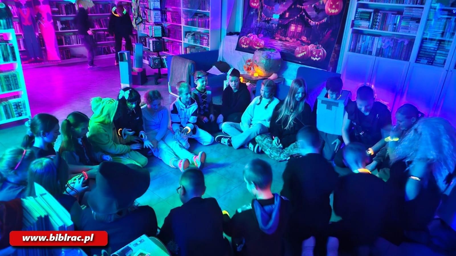 Zdjęcie w galerii na portalu naszraciborz.pl: Czytanie w ciemnościach – noc pełna magii w bibliotece w Brzeziu wiadomości z regionu