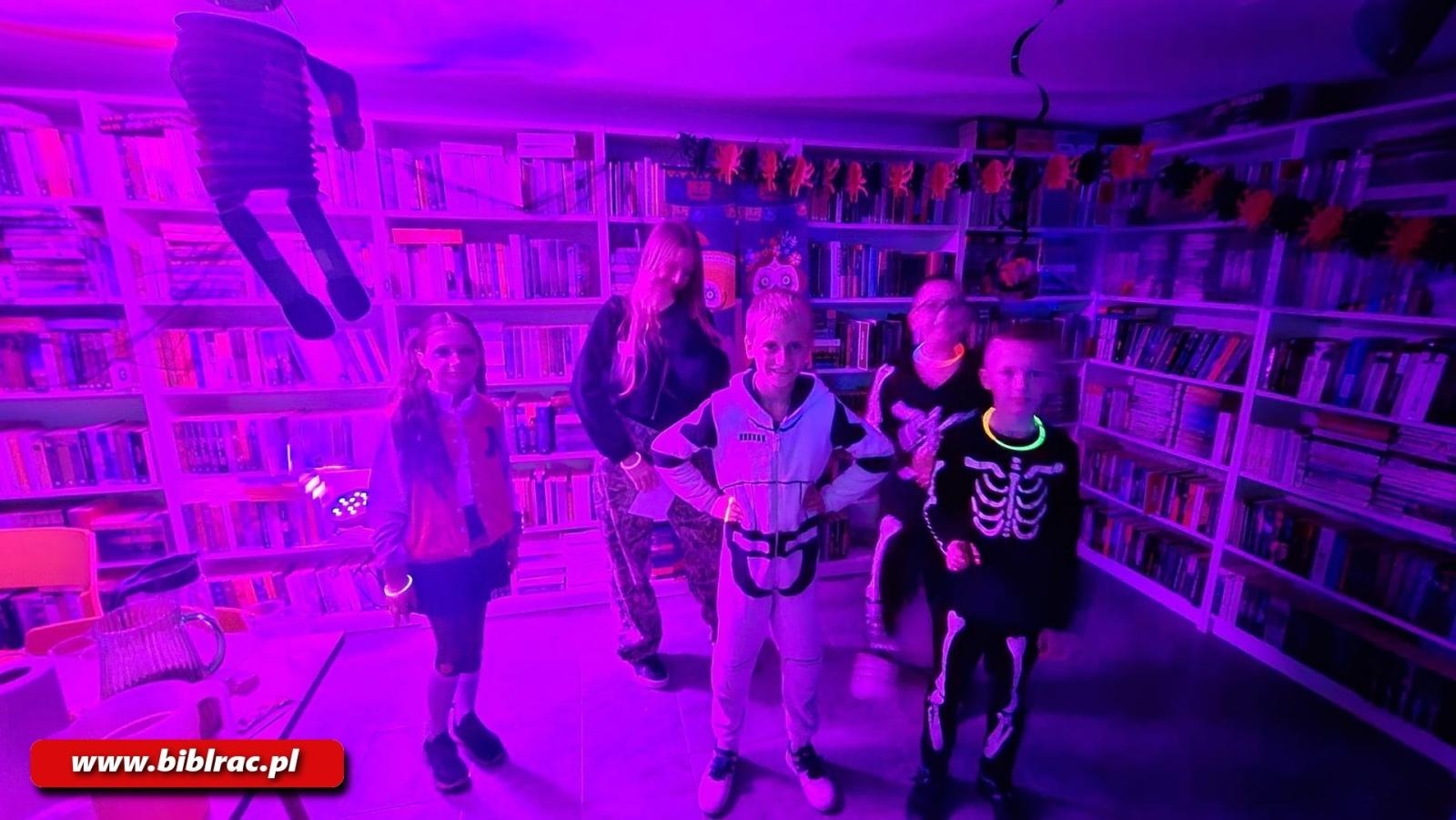 Zdjęcie w galerii na portalu naszraciborz.pl: Czytanie w ciemnościach – noc pełna magii w bibliotece w Brzeziu wiadomości z regionu