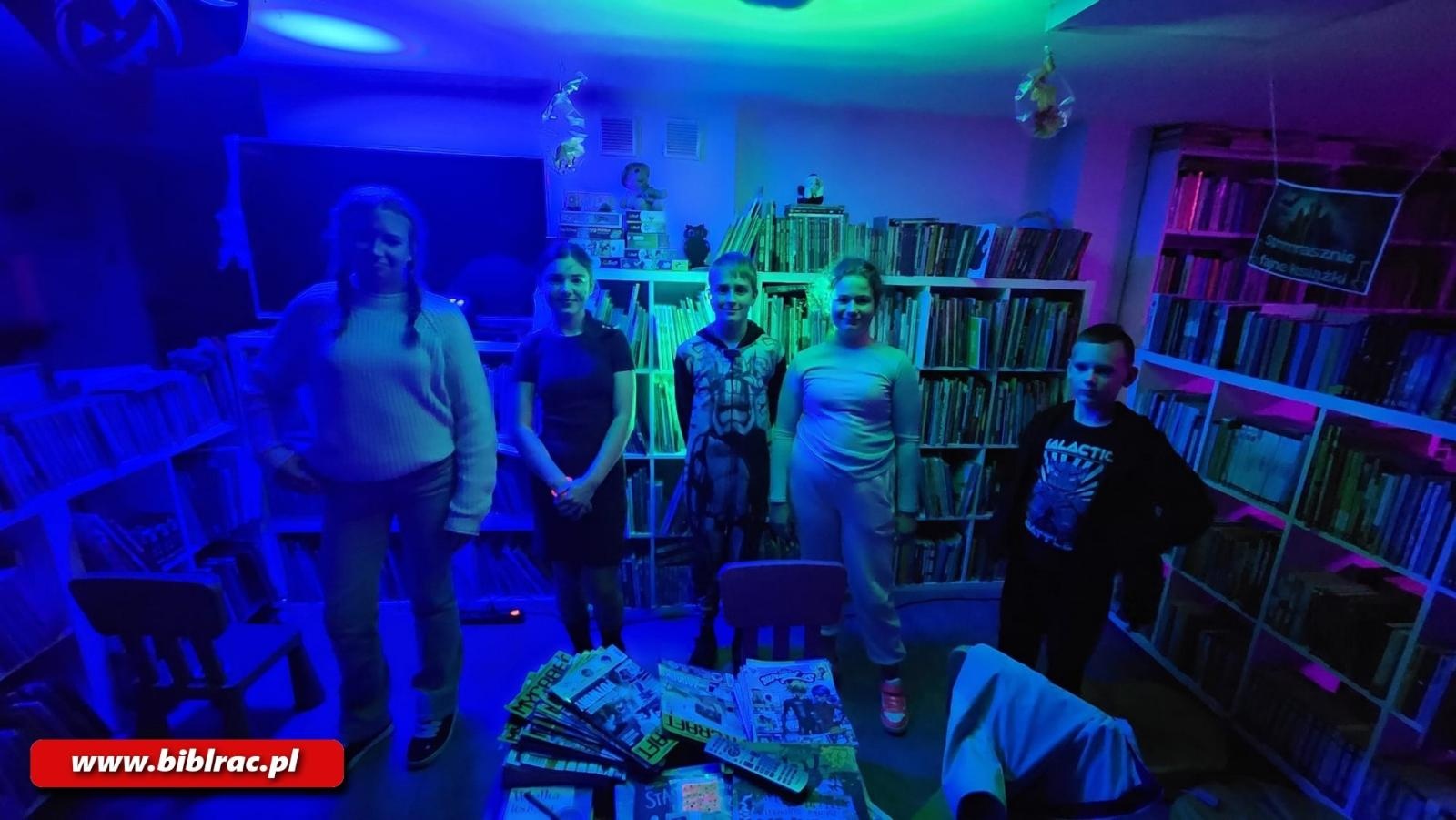 Zdjęcie w galerii na portalu naszraciborz.pl: Czytanie w ciemnościach – noc pełna magii w bibliotece w Brzeziu wiadomości z regionu