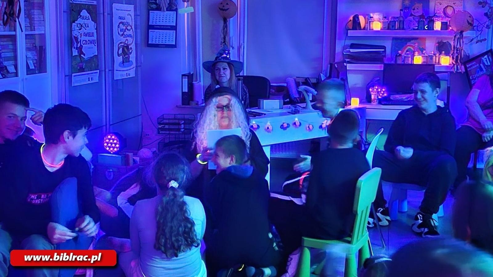 Zdjęcie w galerii na portalu naszraciborz.pl: Czytanie w ciemnościach – noc pełna magii w bibliotece w Brzeziu wiadomości z regionu