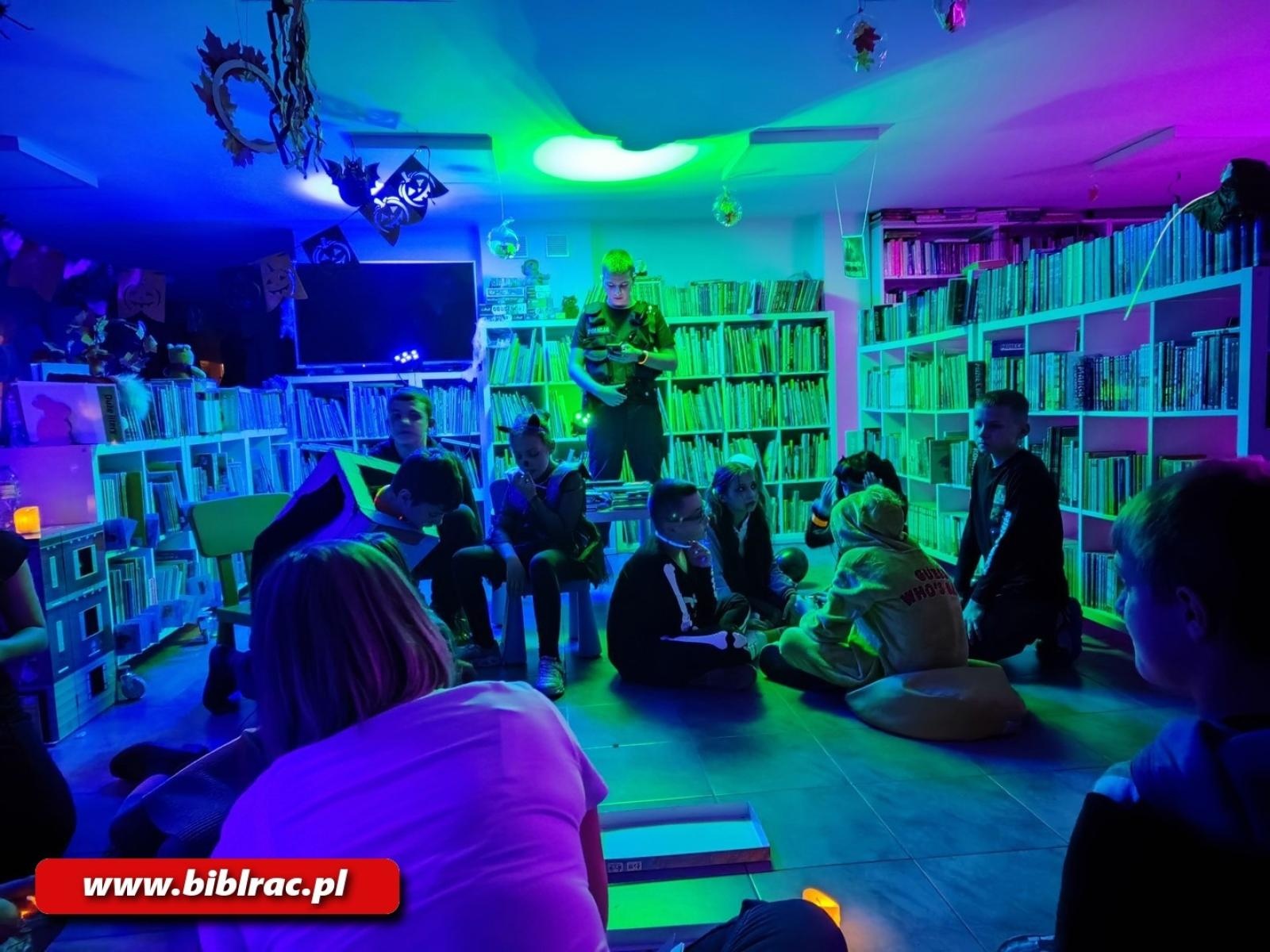 Zdjęcie w galerii na portalu naszraciborz.pl: Czytanie w ciemnościach – noc pełna magii w bibliotece w Brzeziu wiadomości z regionu