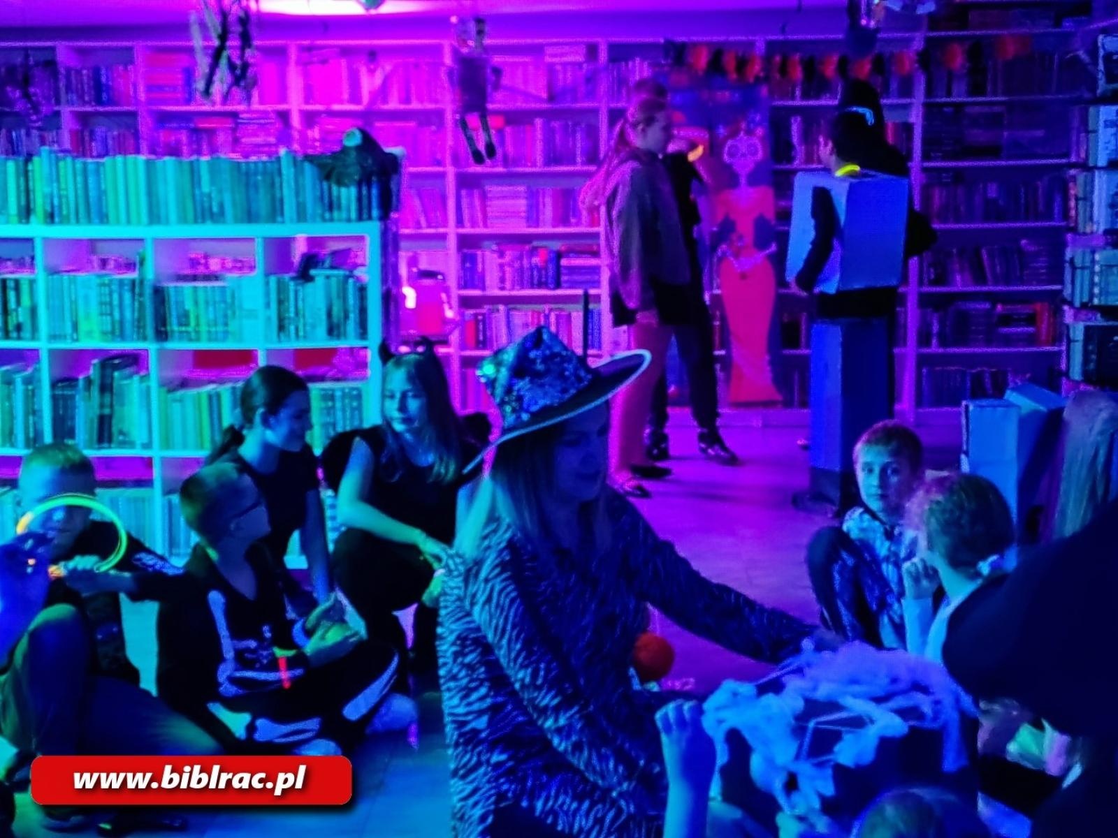 Zdjęcie w galerii na portalu naszraciborz.pl: Czytanie w ciemnościach – noc pełna magii w bibliotece w Brzeziu wiadomości z regionu