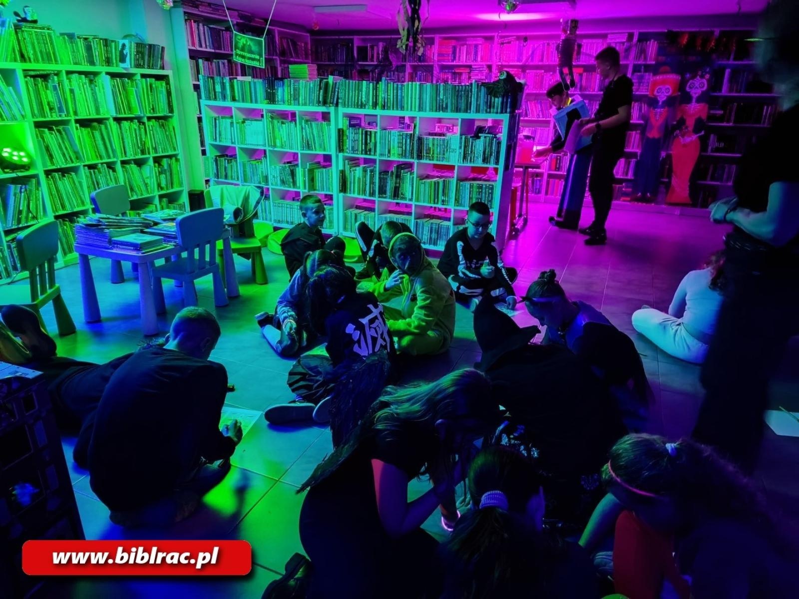 Zdjęcie w galerii na portalu naszraciborz.pl: Czytanie w ciemnościach – noc pełna magii w bibliotece w Brzeziu wiadomości z regionu