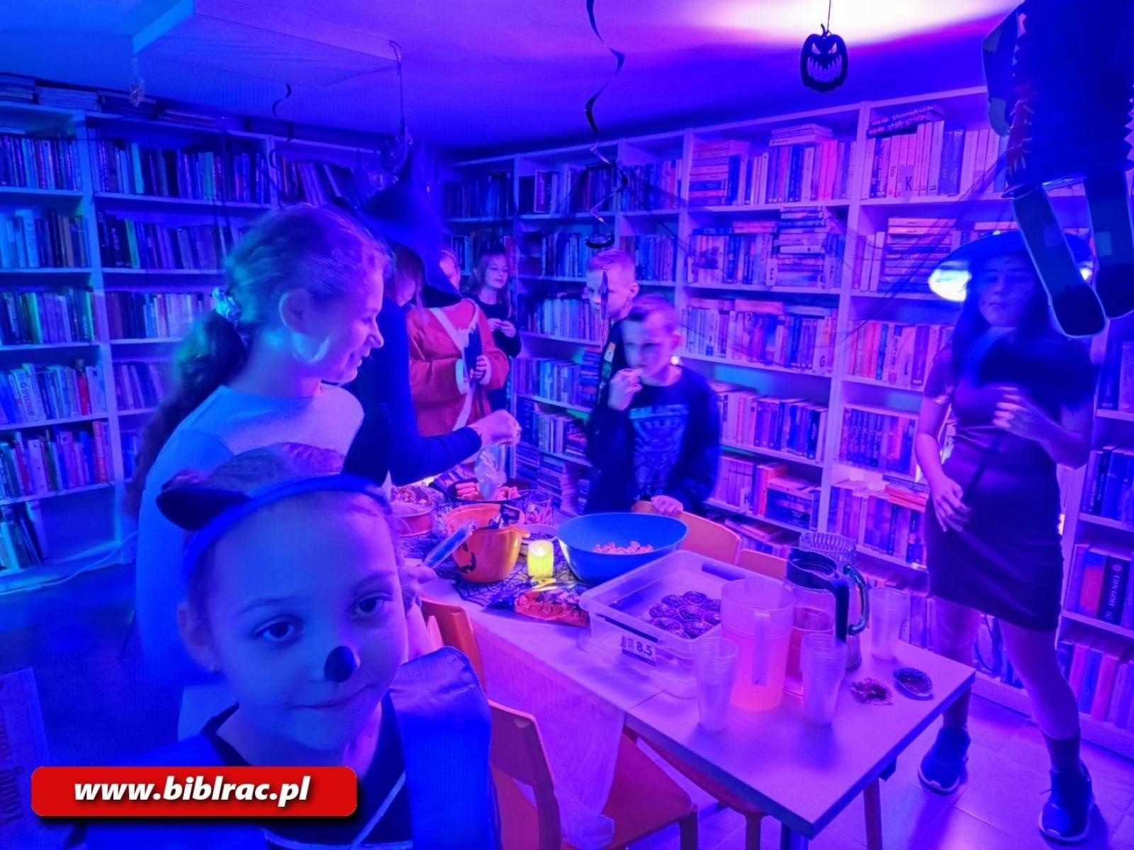 Zdjęcie w galerii na portalu naszraciborz.pl: Czytanie w ciemnościach – noc pełna magii w bibliotece w Brzeziu wiadomości z regionu