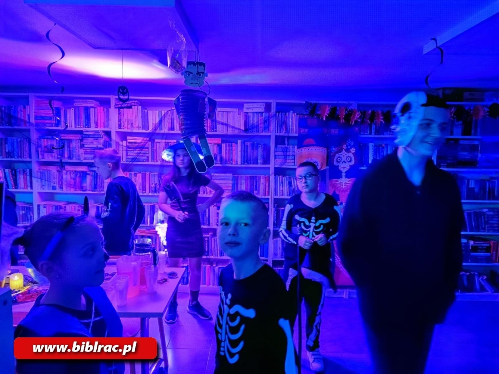 Zdjęcie w galerii na portalu naszraciborz.pl: Czytanie w ciemnościach – noc pełna magii w bibliotece w Brzeziu wiadomości z regionu