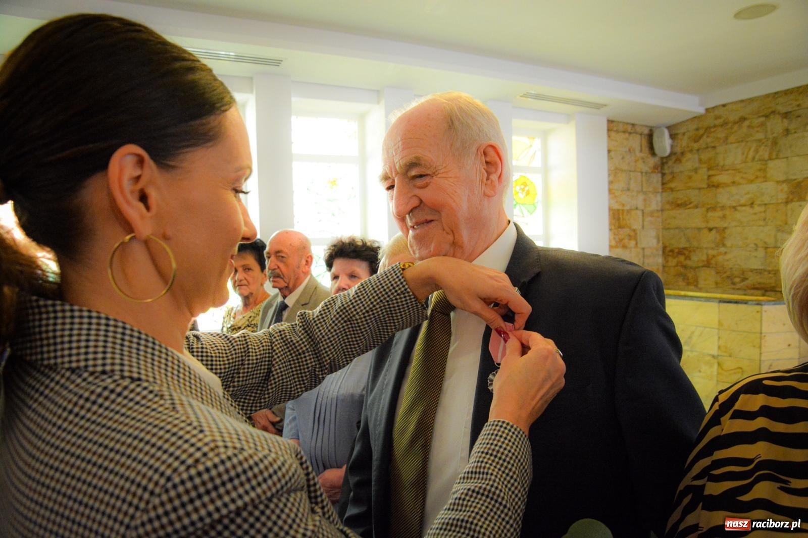 Zdjęcie w galerii na portalu naszraciborz.pl: Złote gody w Raciborzu - osiem par świętowało w USC wiadomości z regionu