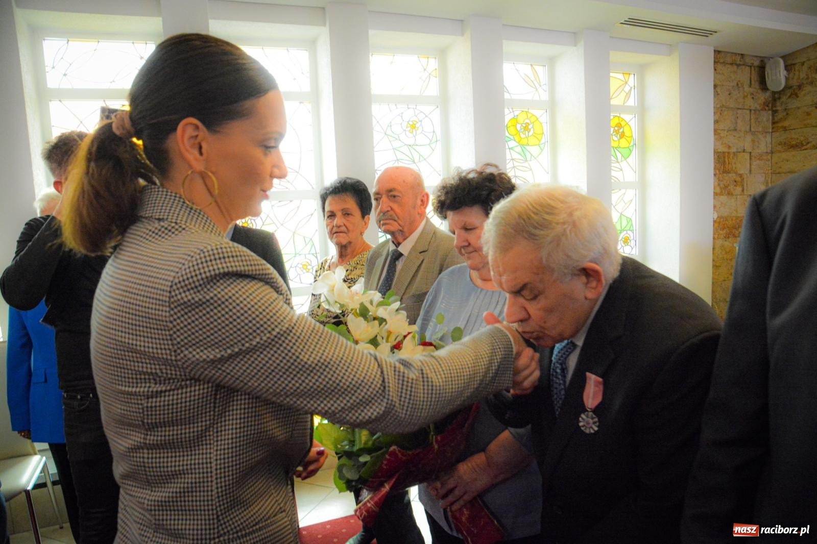 Zdjęcie w galerii na portalu naszraciborz.pl: Złote gody w Raciborzu - osiem par świętowało w USC wiadomości z regionu