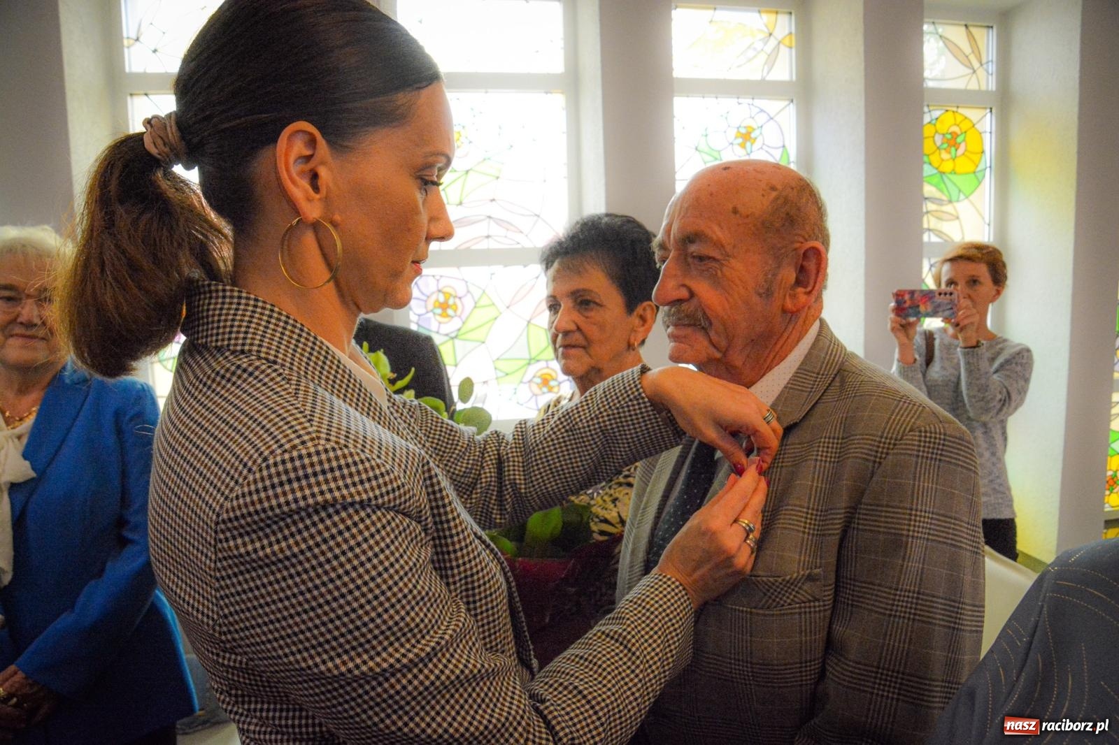 Zdjęcie w galerii na portalu naszraciborz.pl: Złote gody w Raciborzu - osiem par świętowało w USC wiadomości z regionu