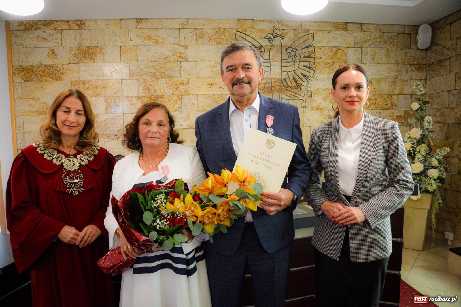 Zdjęcie w galerii na portalu naszraciborz.pl: Złote gody w Raciborzu - osiem par świętowało w USC wiadomości z regionu