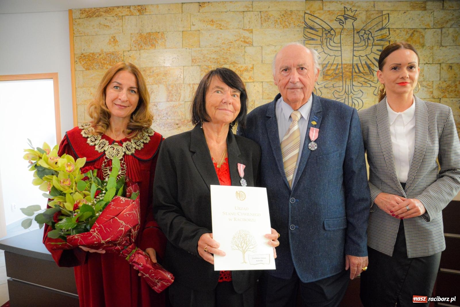 Zdjęcie w galerii na portalu naszraciborz.pl: Złote gody w Raciborzu - osiem par świętowało w USC wiadomości z regionu