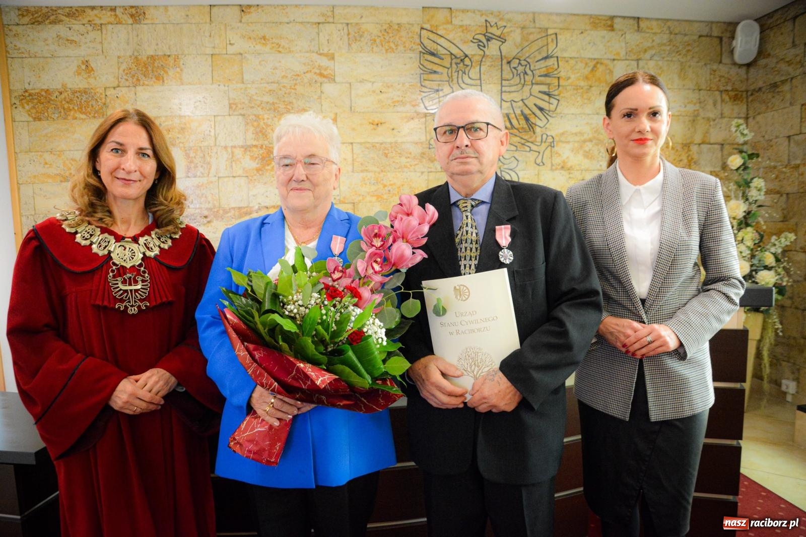 Zdjęcie w galerii na portalu naszraciborz.pl: Złote gody w Raciborzu - osiem par świętowało w USC wiadomości z regionu