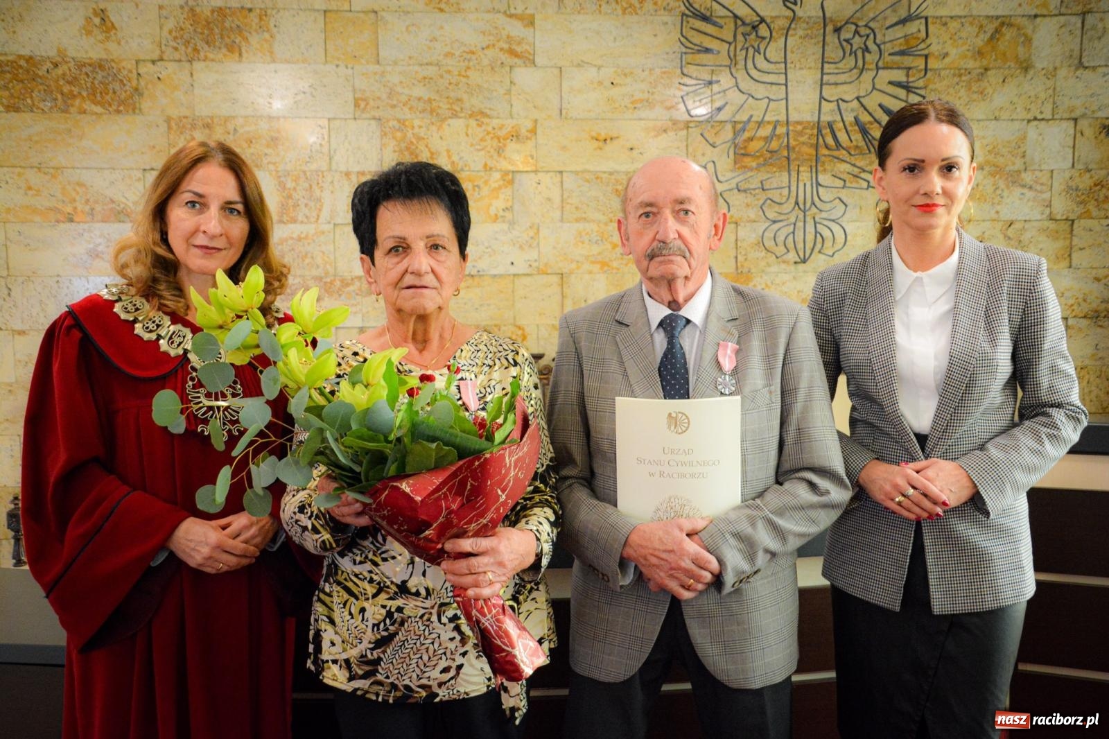 Zdjęcie w galerii na portalu naszraciborz.pl: Złote gody w Raciborzu - osiem par świętowało w USC wiadomości z regionu