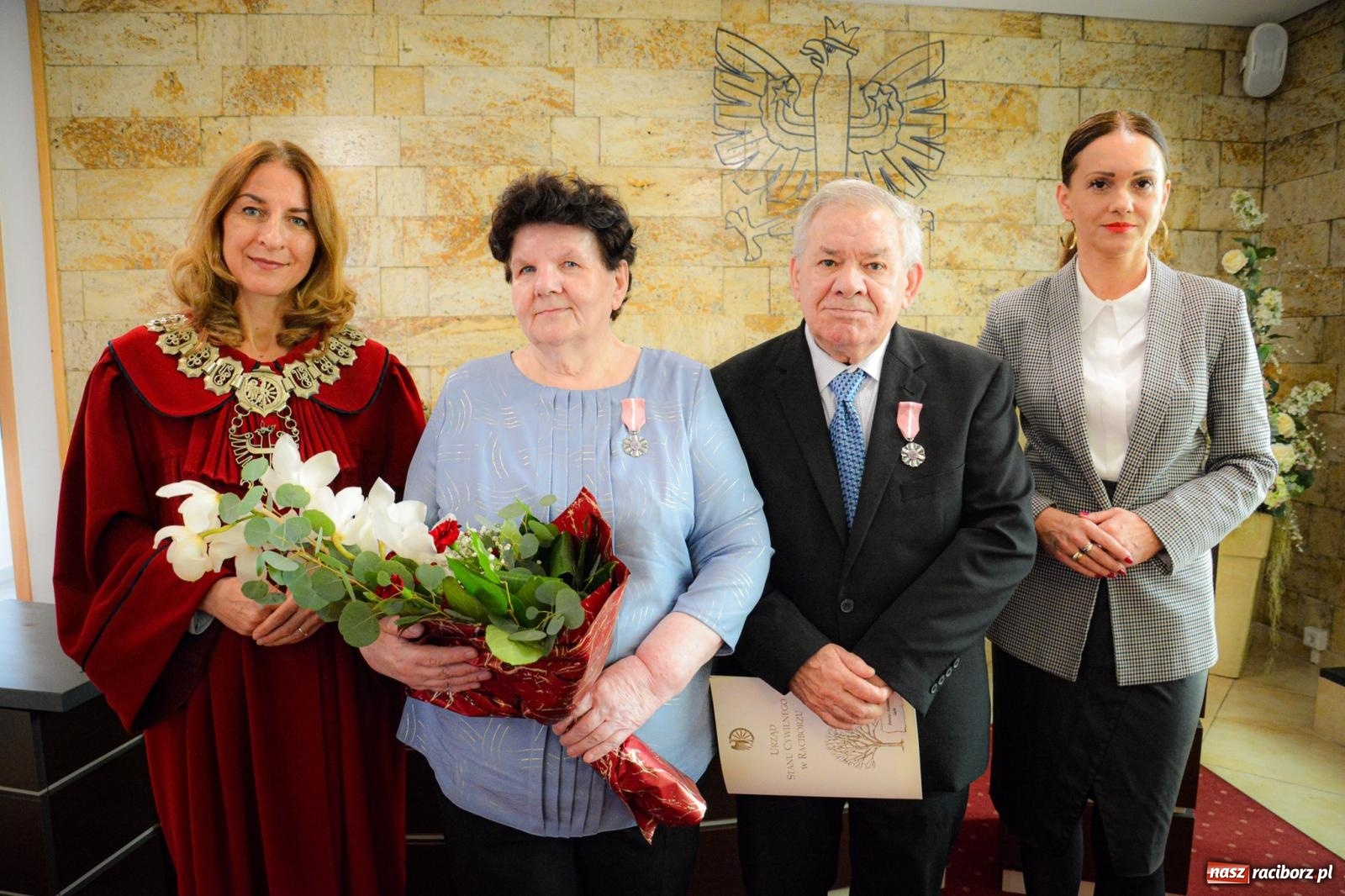 Zdjęcie w galerii na portalu naszraciborz.pl: Złote gody w Raciborzu - osiem par świętowało w USC wiadomości z regionu