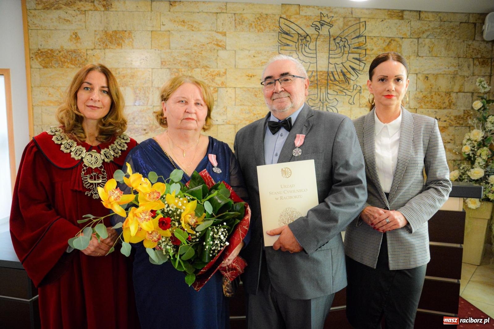 Zdjęcie w galerii na portalu naszraciborz.pl: Złote gody w Raciborzu - osiem par świętowało w USC wiadomości z regionu