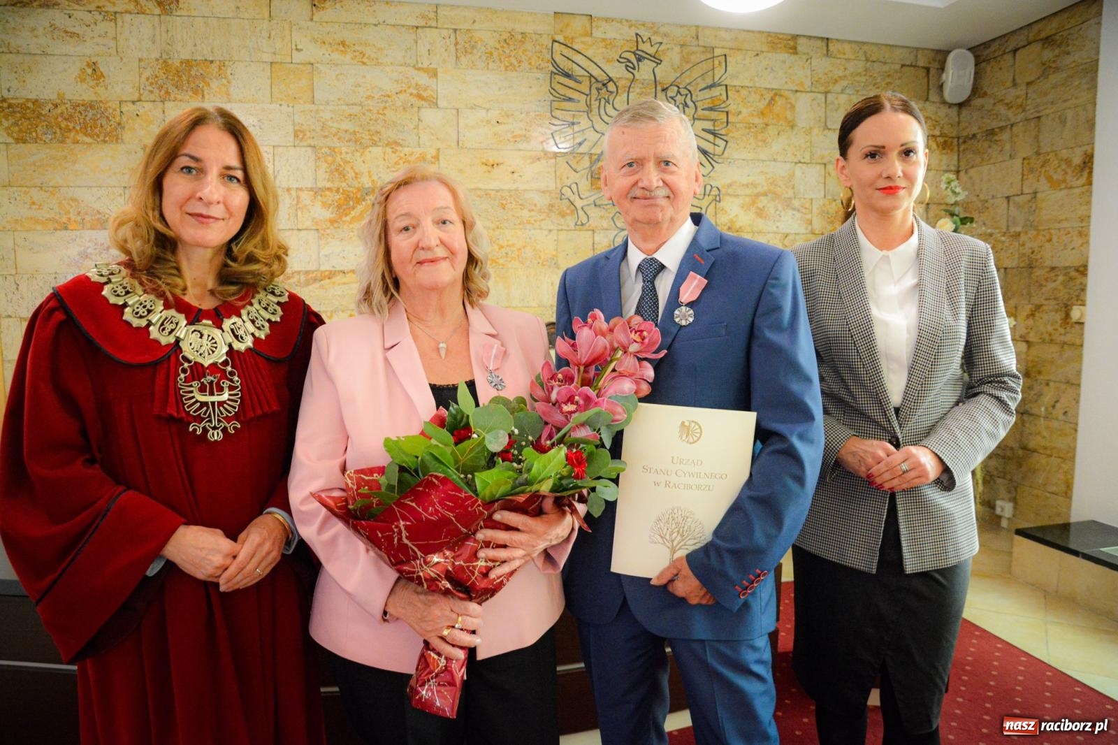 Zdjęcie w galerii na portalu naszraciborz.pl: Złote gody w Raciborzu - osiem par świętowało w USC wiadomości z regionu