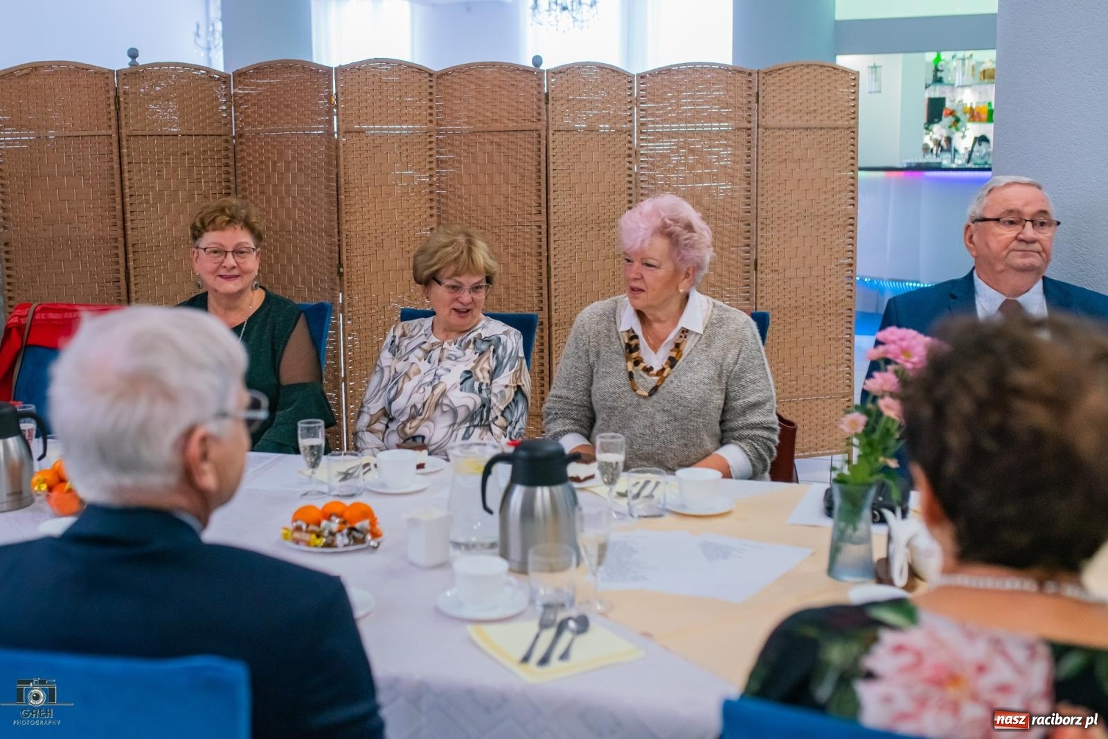 Zdjęcie w galerii na portalu naszraciborz.pl: Emeryci świętowali w restauracji Raciborska. Dla seniorów zaśpiewał finalista The Voice Kids [FOTO i WIDEO] wiadomości z regionu