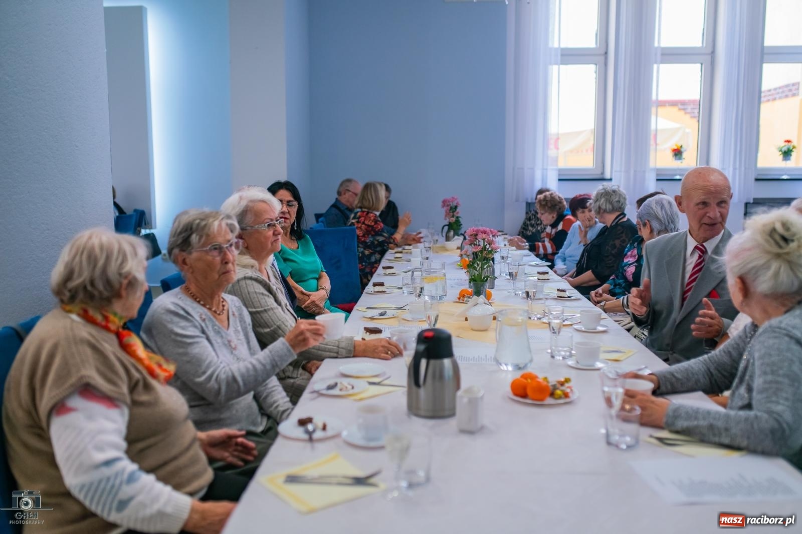 Zdjęcie w galerii na portalu naszraciborz.pl: Emeryci świętowali w restauracji Raciborska. Dla seniorów zaśpiewał finalista The Voice Kids [FOTO i WIDEO] wiadomości z regionu