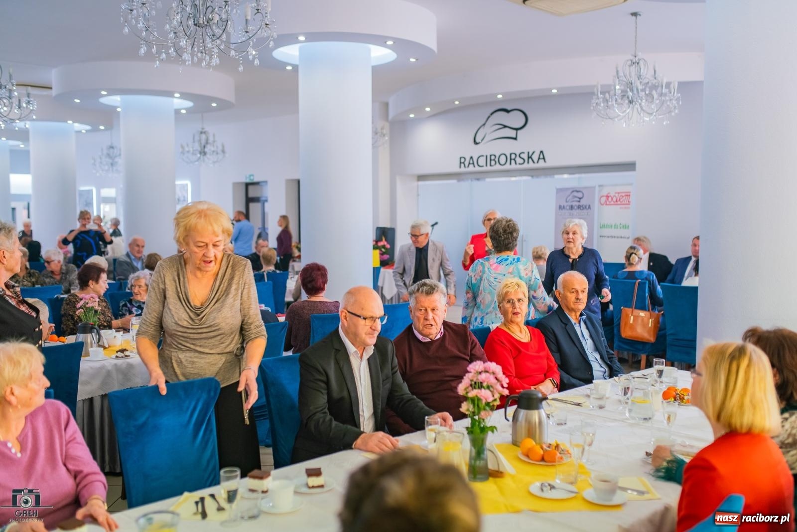 Zdjęcie w galerii na portalu naszraciborz.pl: Emeryci świętowali w restauracji Raciborska. Dla seniorów zaśpiewał finalista The Voice Kids [FOTO i WIDEO] wiadomości z regionu