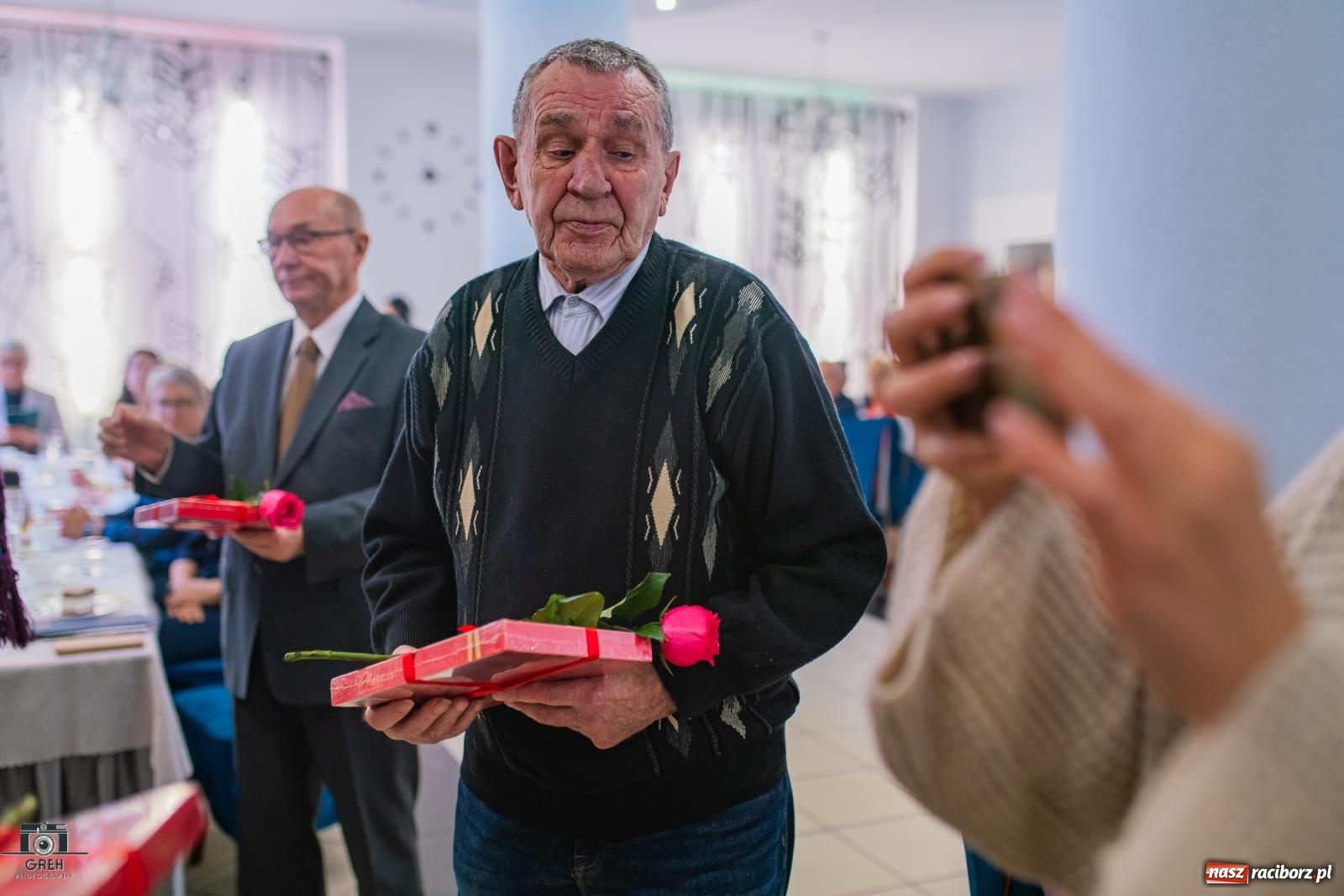 Zdjęcie w galerii na portalu naszraciborz.pl: Emeryci świętowali w restauracji Raciborska. Dla seniorów zaśpiewał finalista The Voice Kids [FOTO i WIDEO] wiadomości z regionu