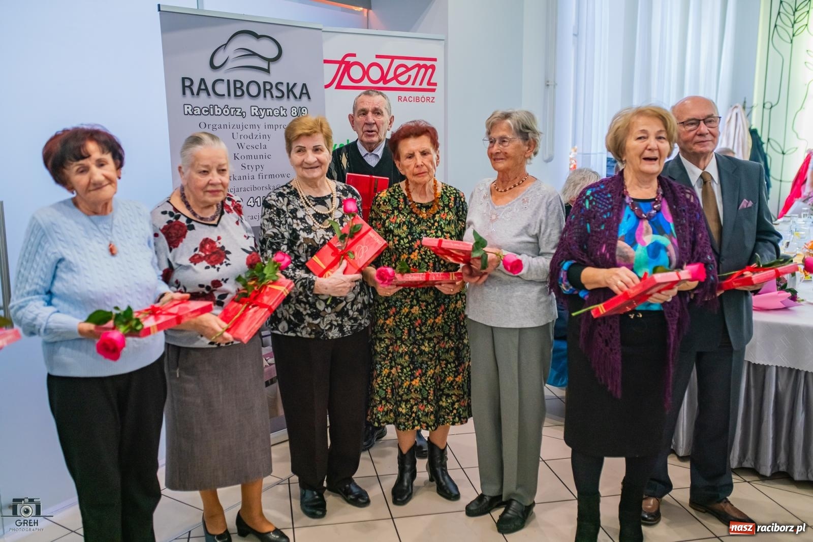 Zdjęcie w galerii na portalu naszraciborz.pl: Emeryci świętowali w restauracji Raciborska. Dla seniorów zaśpiewał finalista The Voice Kids [FOTO i WIDEO] wiadomości z regionu