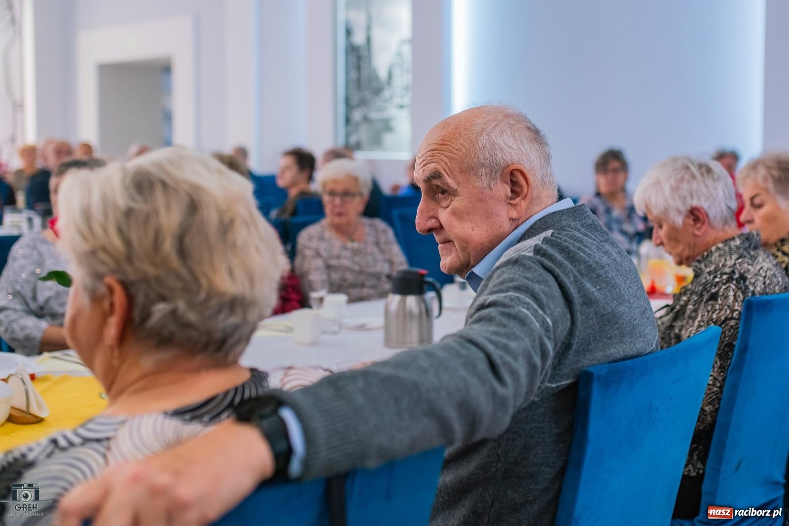Zdjęcie w galerii na portalu naszraciborz.pl: Emeryci świętowali w restauracji Raciborska. Dla seniorów zaśpiewał finalista The Voice Kids [FOTO i WIDEO] wiadomości z regionu
