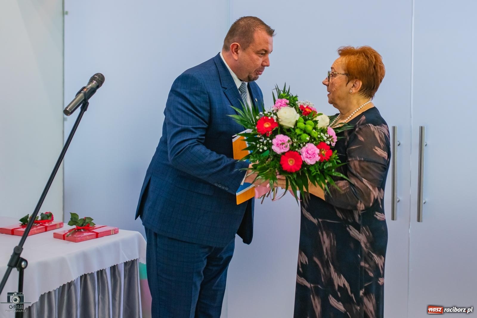 Zdjęcie w galerii na portalu naszraciborz.pl: Emeryci świętowali w restauracji Raciborska. Dla seniorów zaśpiewał finalista The Voice Kids [FOTO i WIDEO] wiadomości z regionu