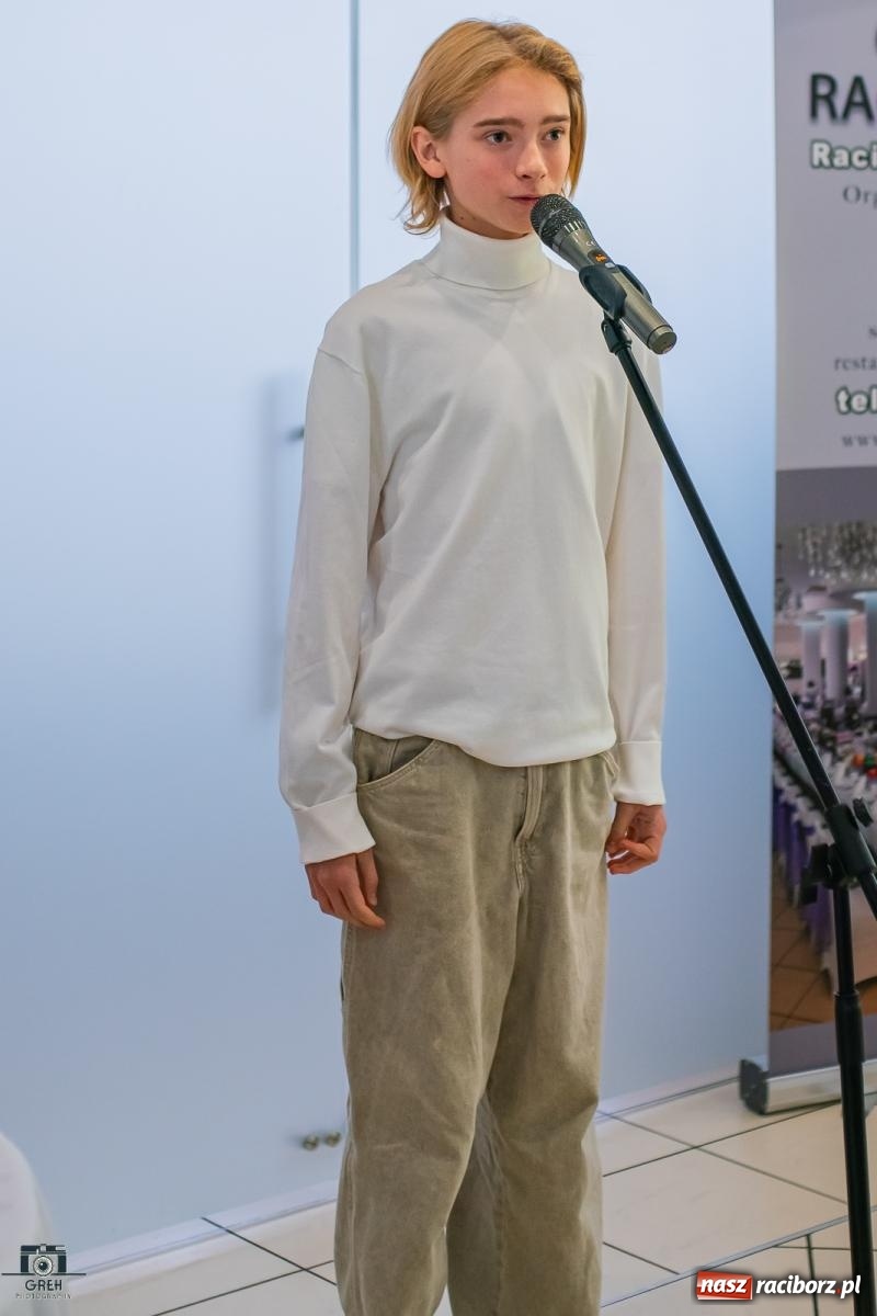 Zdjęcie w galerii na portalu naszraciborz.pl: Emeryci świętowali w restauracji Raciborska. Dla seniorów zaśpiewał finalista The Voice Kids [FOTO i WIDEO] wiadomości z regionu