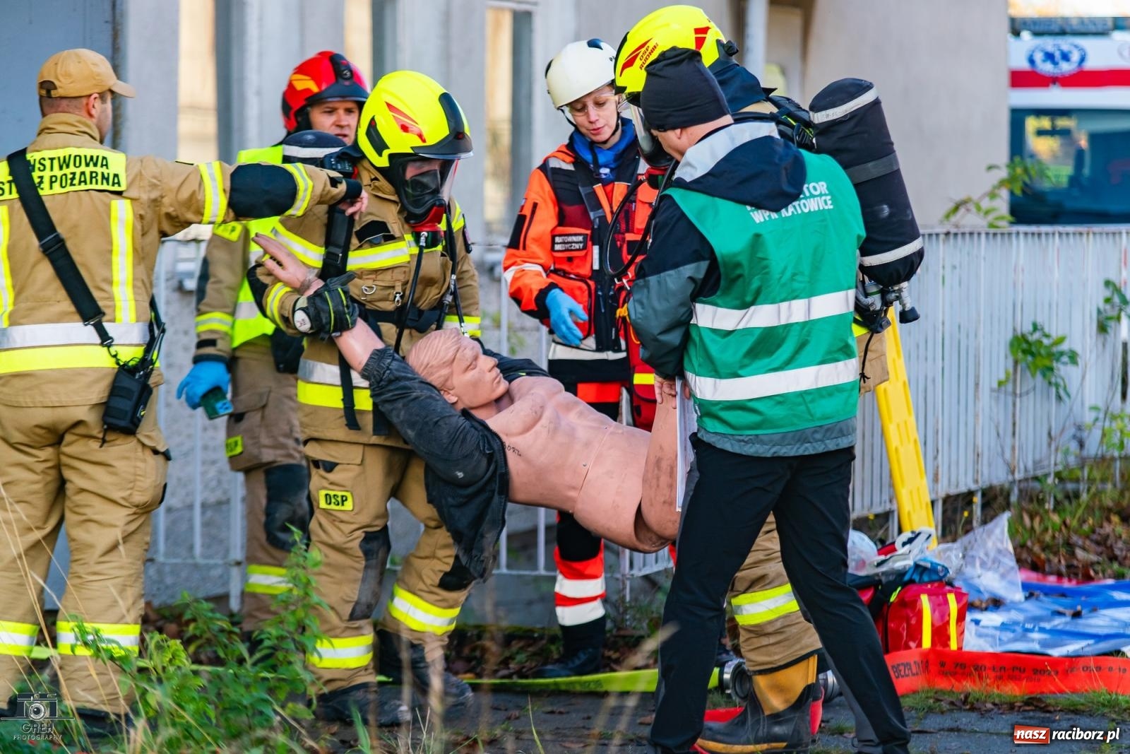 Zdjęcie w galerii na portalu naszraciborz.pl: Służby w akcji przy Cegielnianej. Powiatowe manewry w Raciborzu [FOTO i WIDEO] wiadomości z regionu