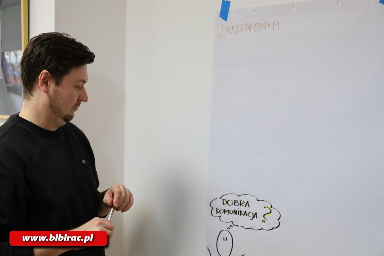 Zdjęcie w galerii na portalu naszraciborz.pl: Bibliotekarz – nowe możliwości. Pracownicy biblioteki biorą udział w nowym projekcie wiadomości z regionu