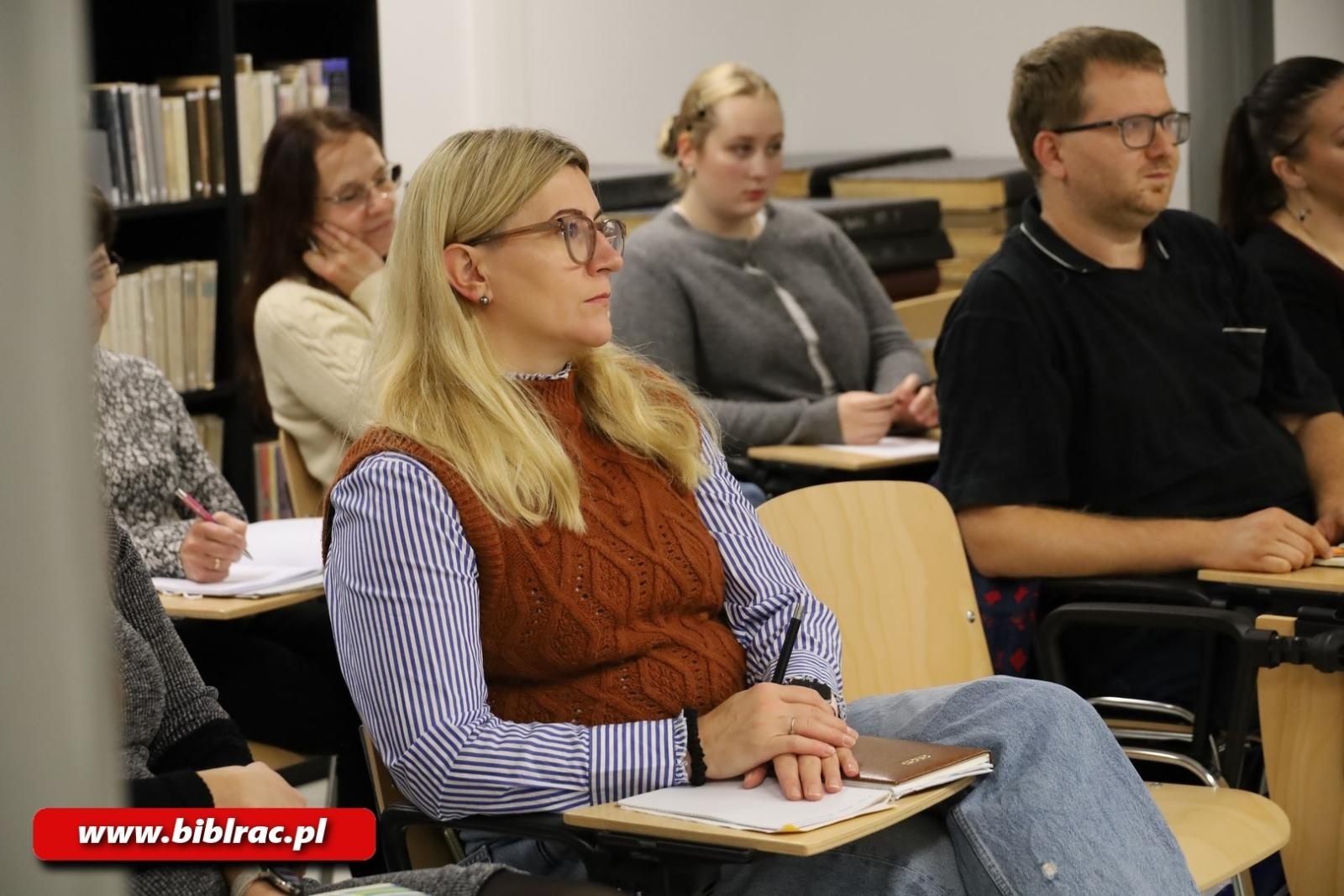 Zdjęcie w galerii na portalu naszraciborz.pl: Bibliotekarz – nowe możliwości. Pracownicy biblioteki biorą udział w nowym projekcie wiadomości z regionu